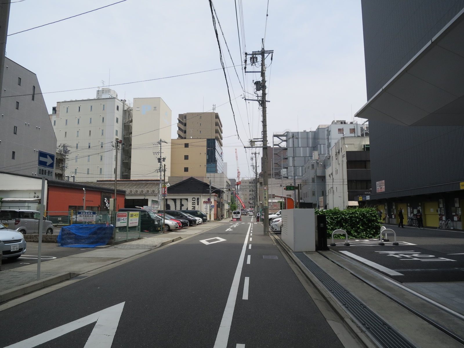 オフィス側面の閑静な路地