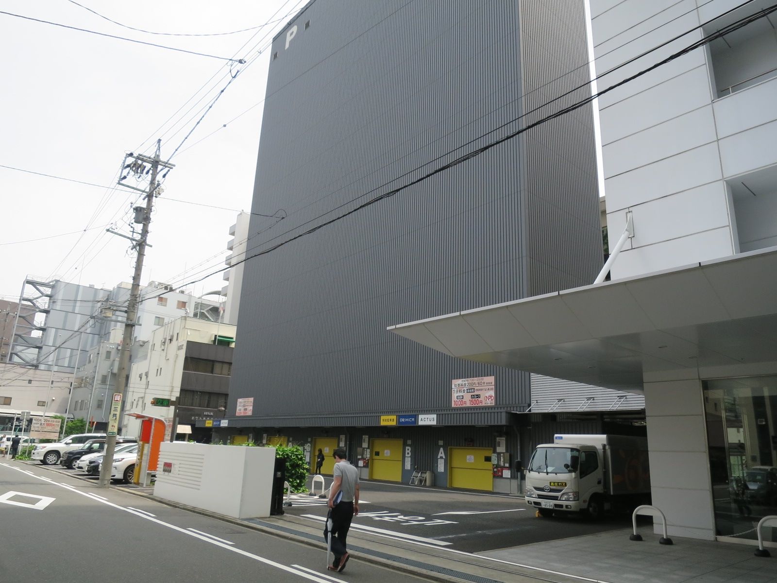 オフィス隣の駐車場