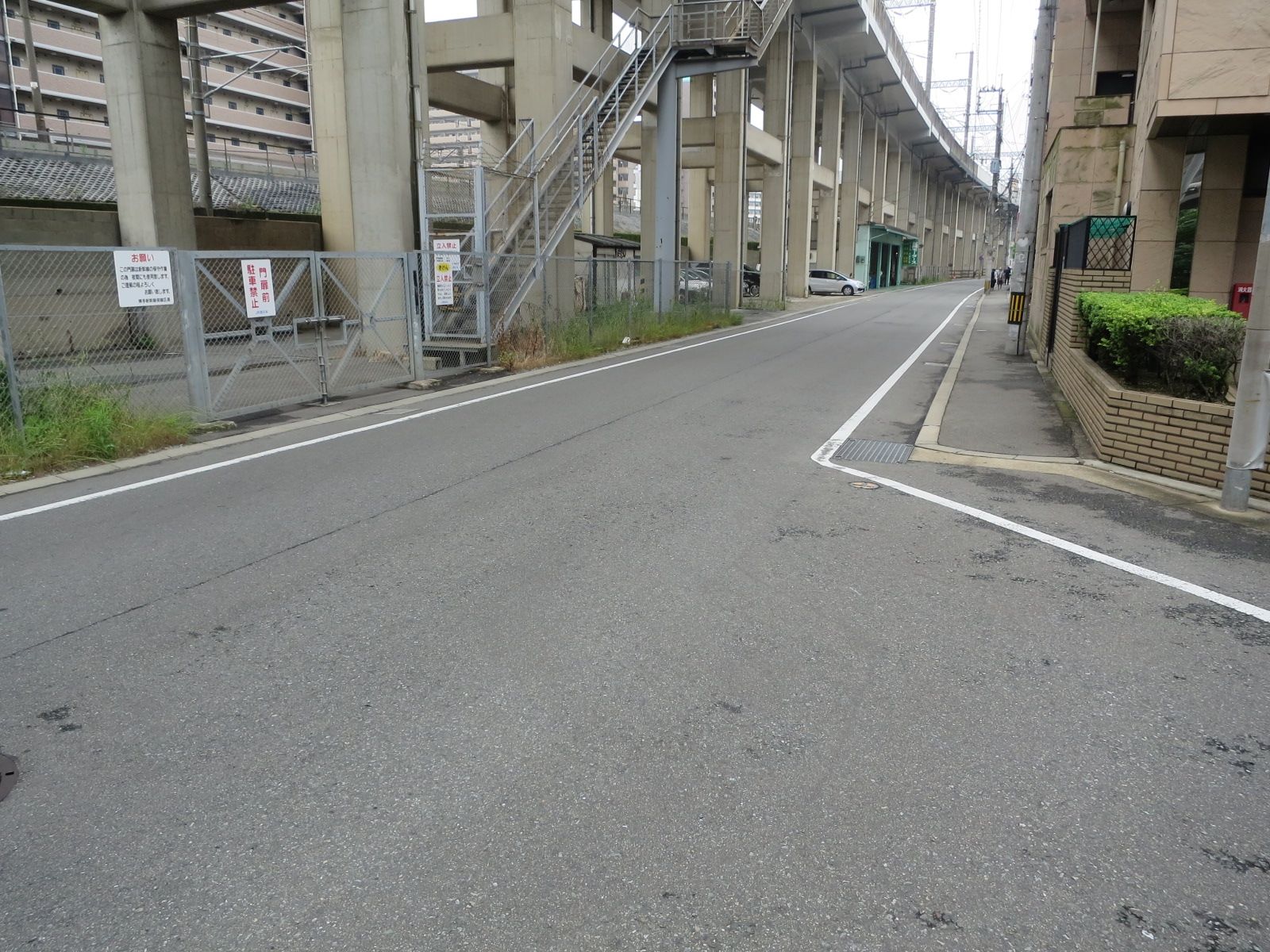 人や車の通りが少ない道路