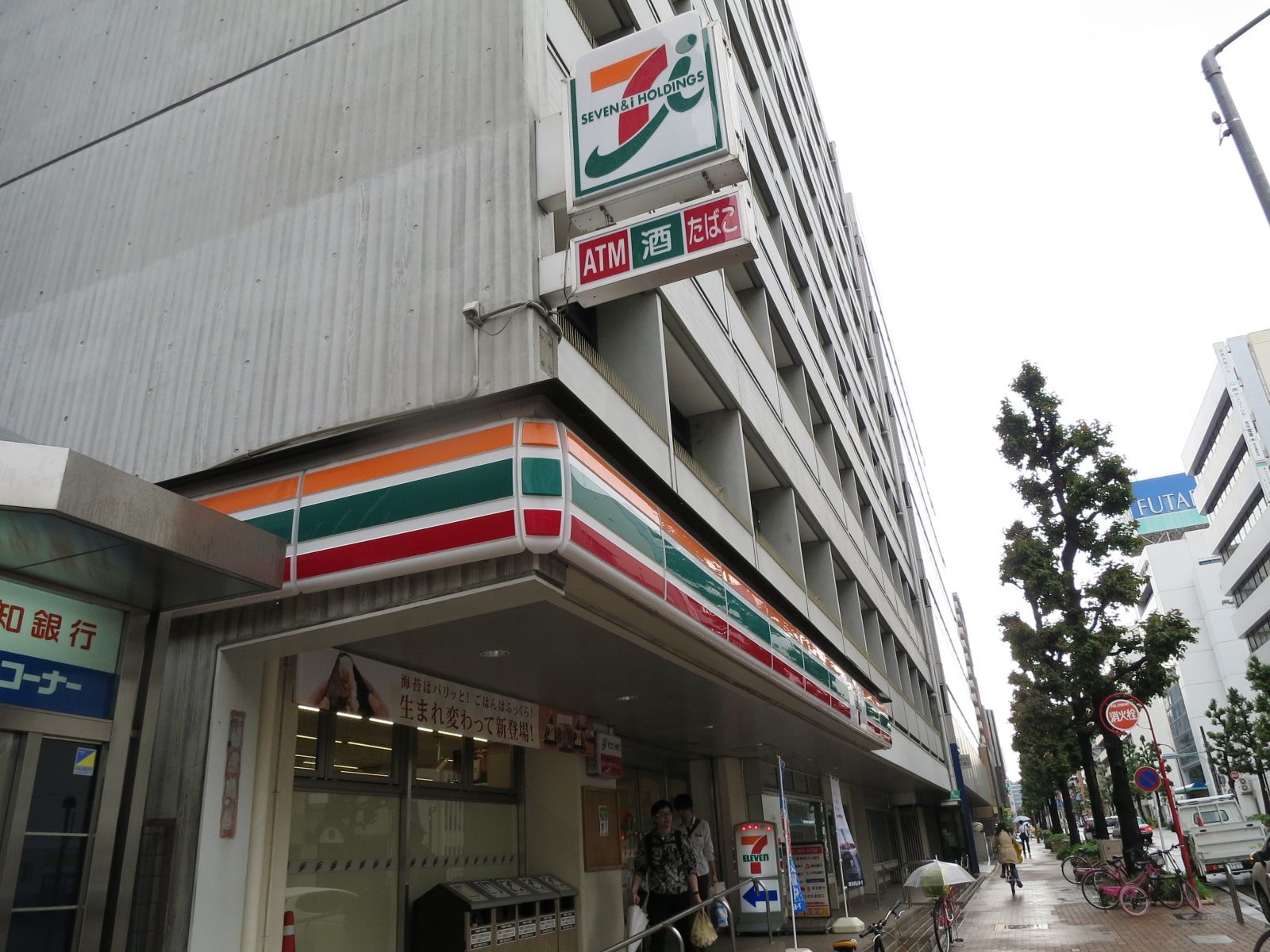 近隣のコンビニ
