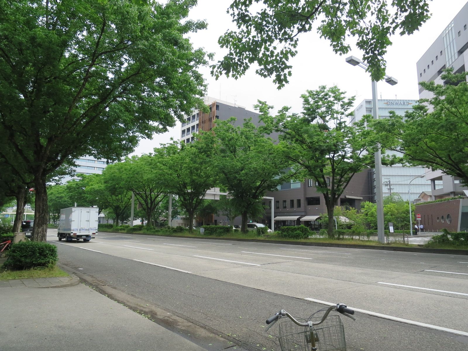 NSビル前面の通り