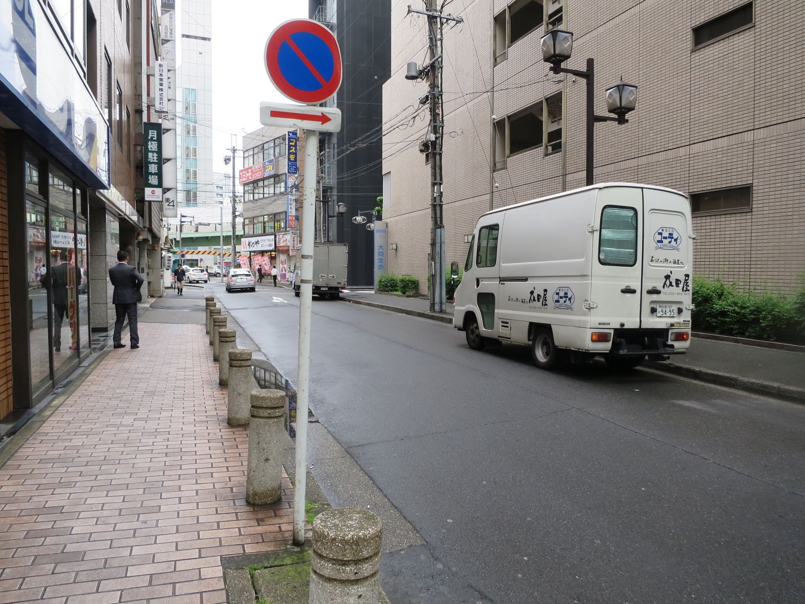 オフィスビルの横の小道