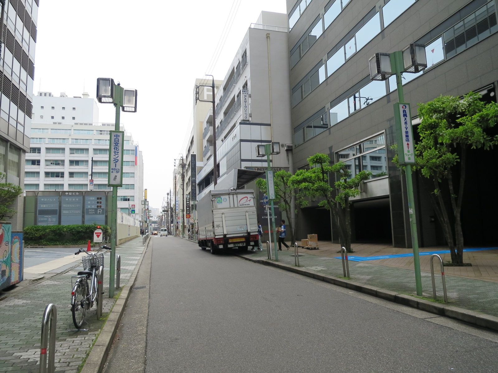 オフィスビル前面の通り