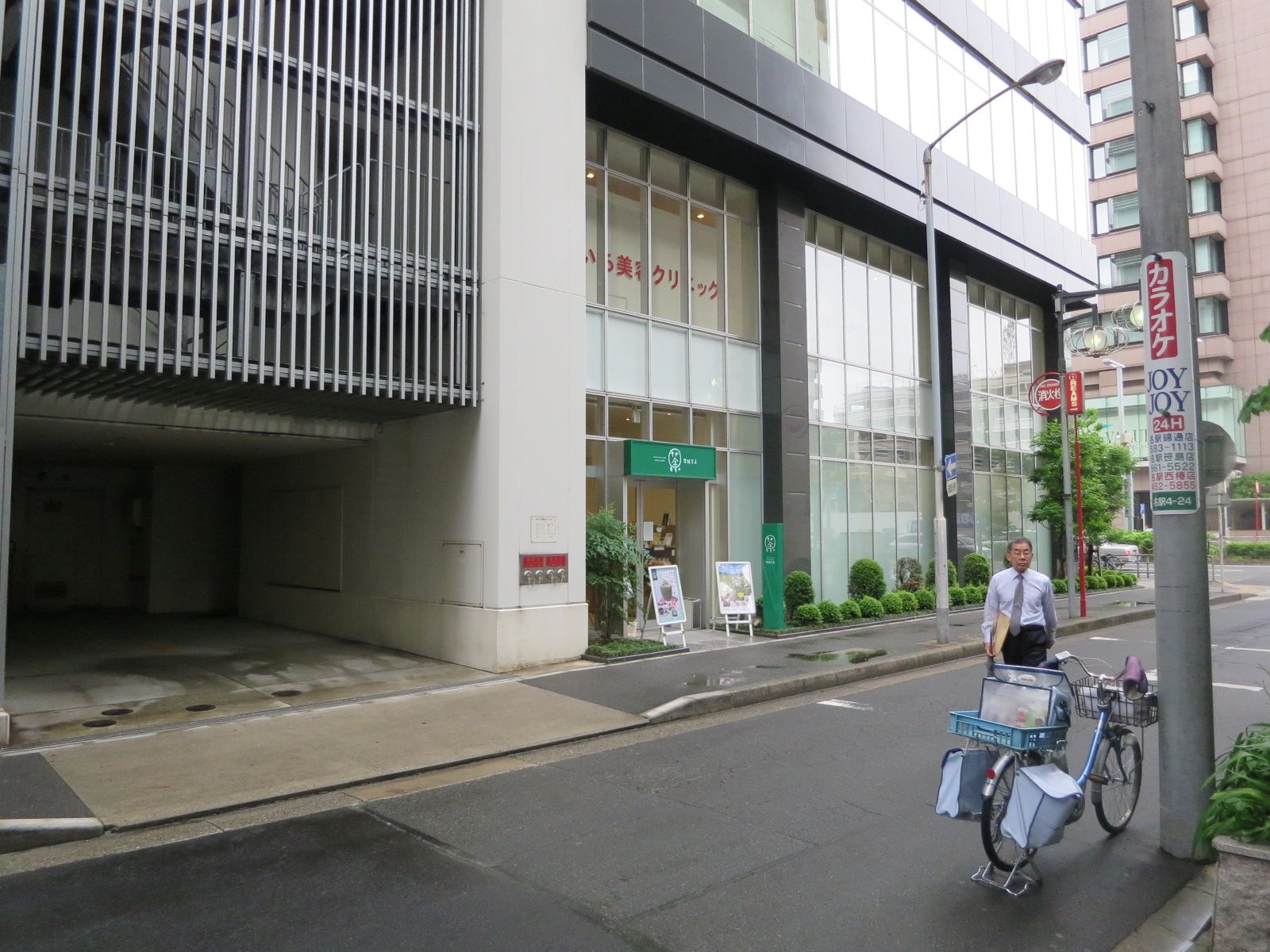 前面のオフィスビル