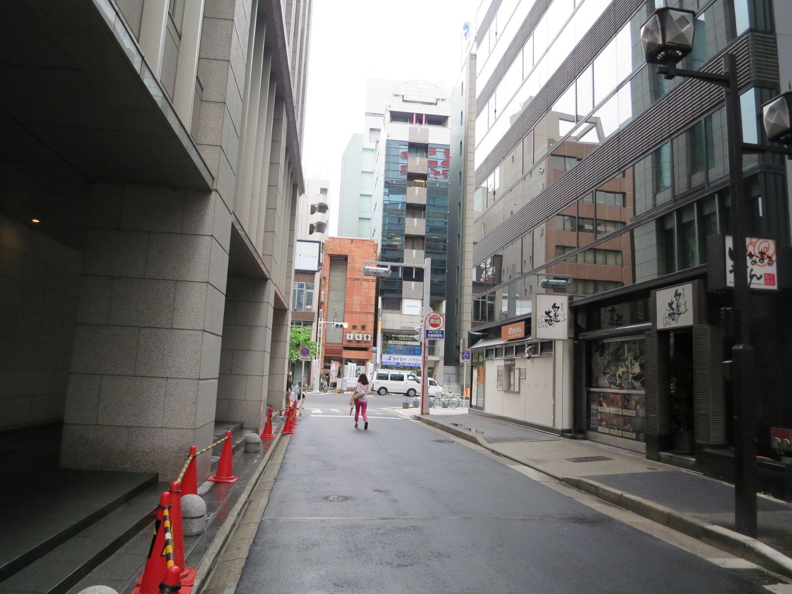 大通りから１本入った通り