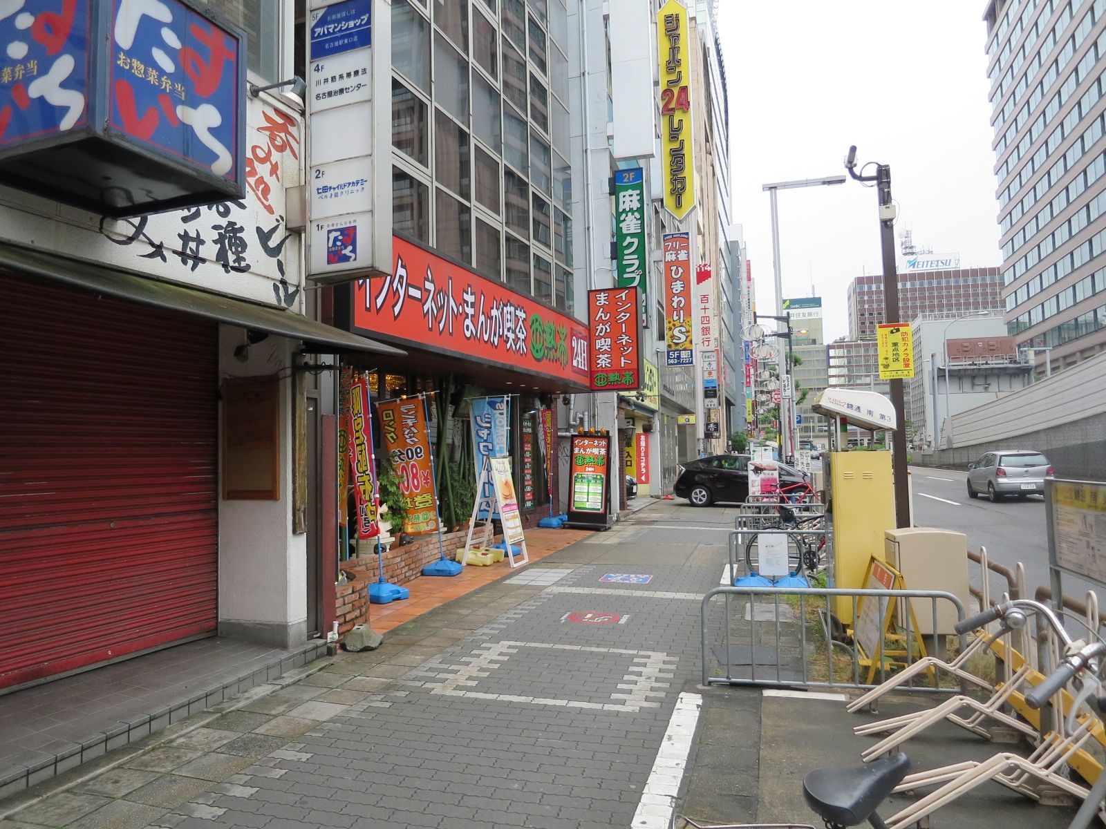 店舗が立ち並ぶ通り