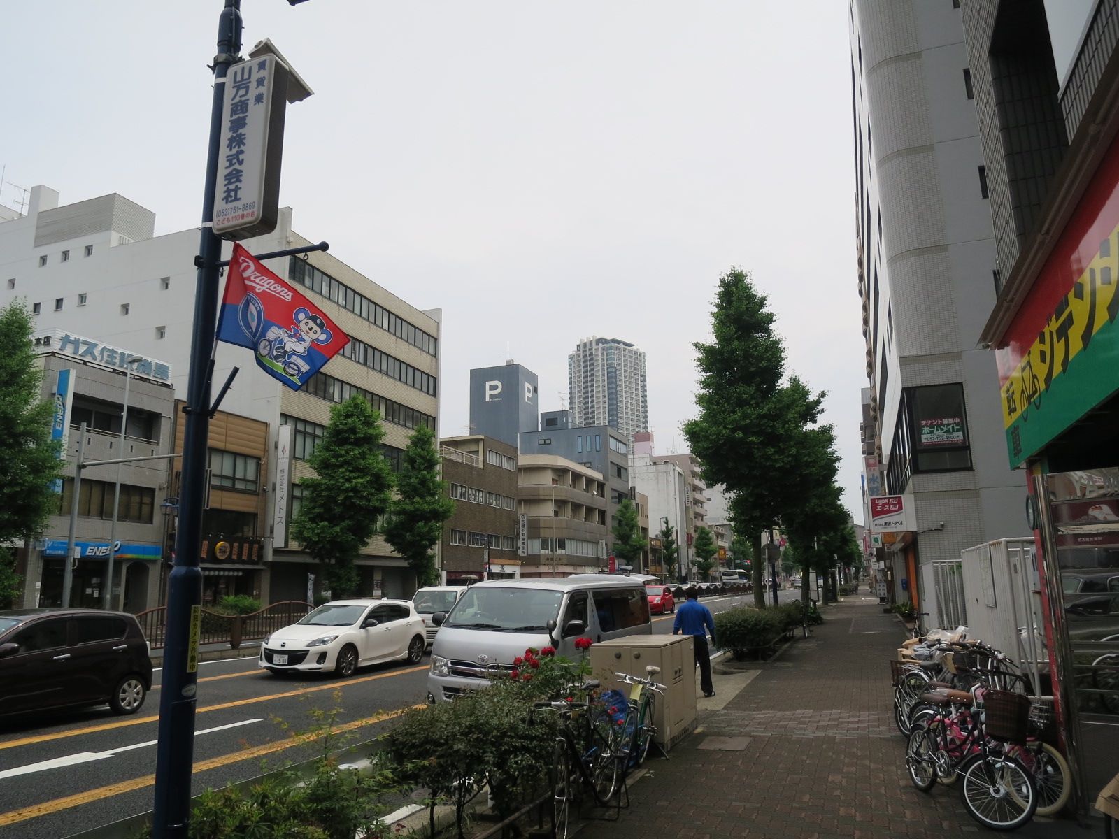 街路樹が植えられた通り