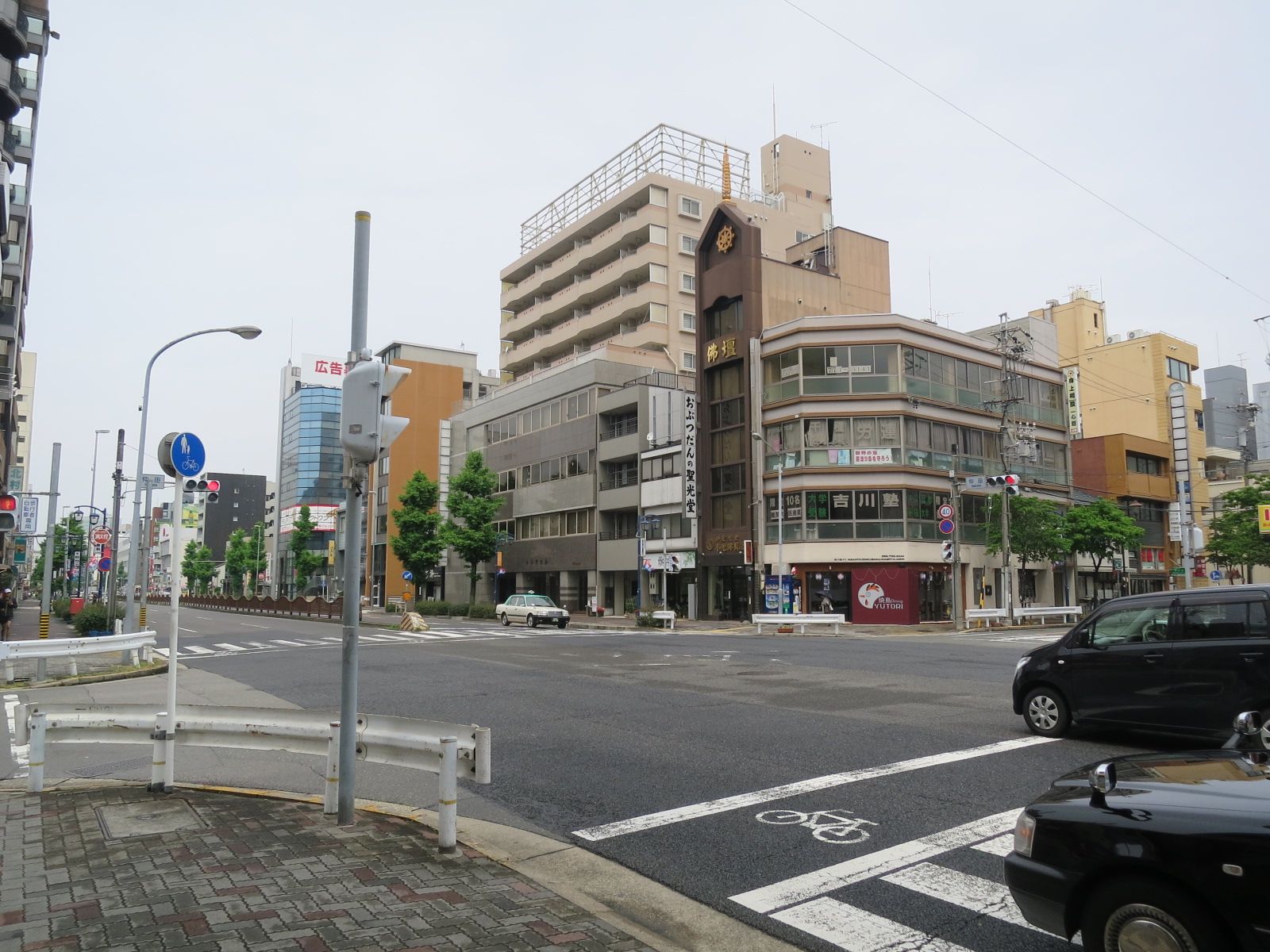 広小路通沿いの交差点角地に立地