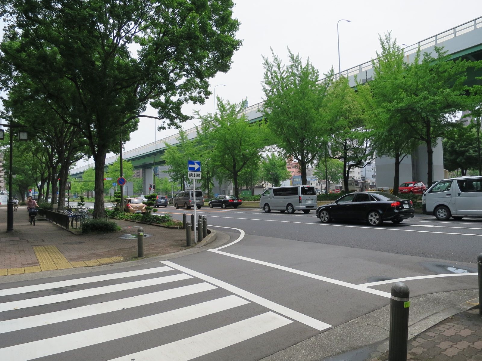 舗装された前面通り