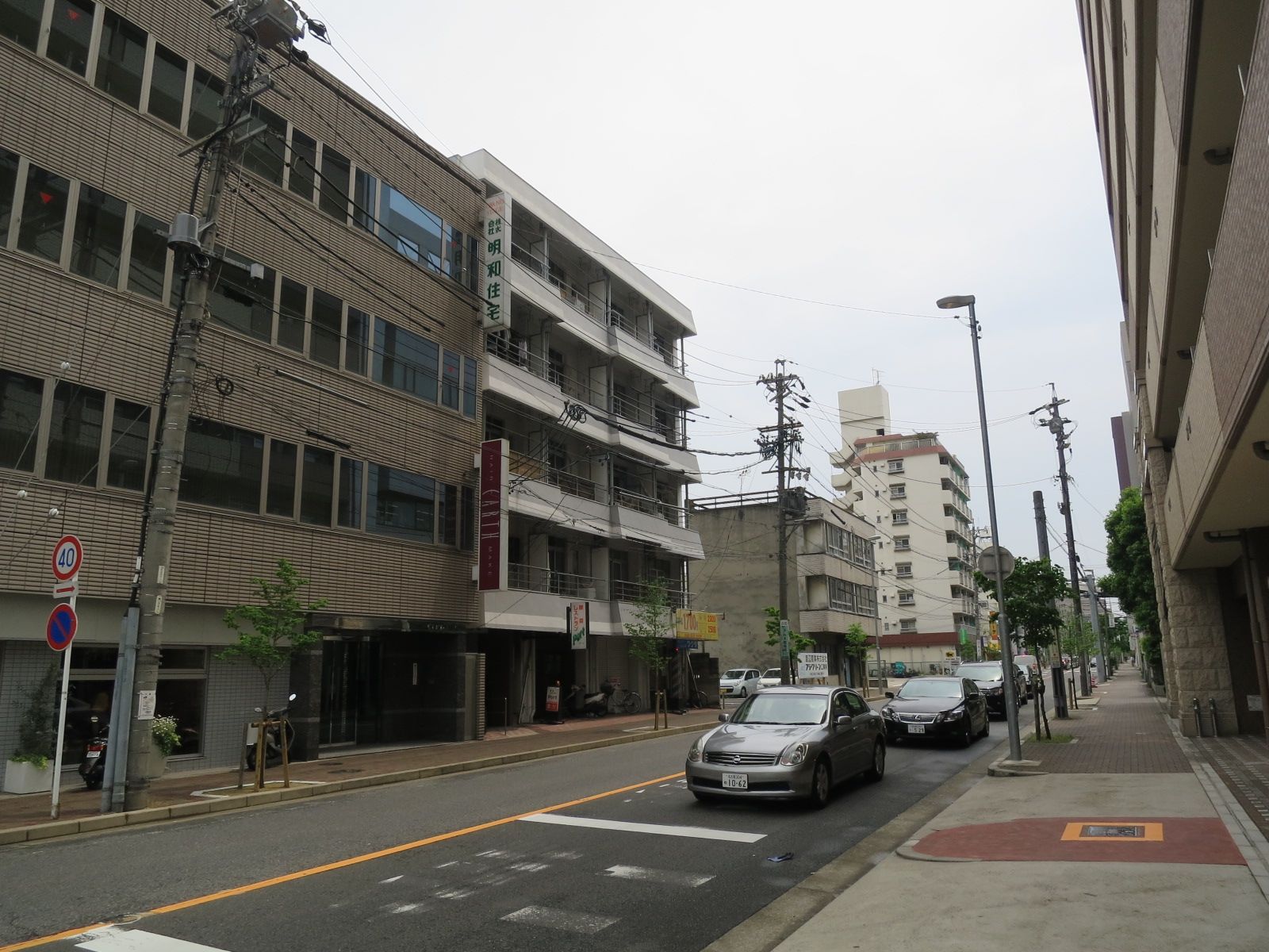 オフィス側面の路地