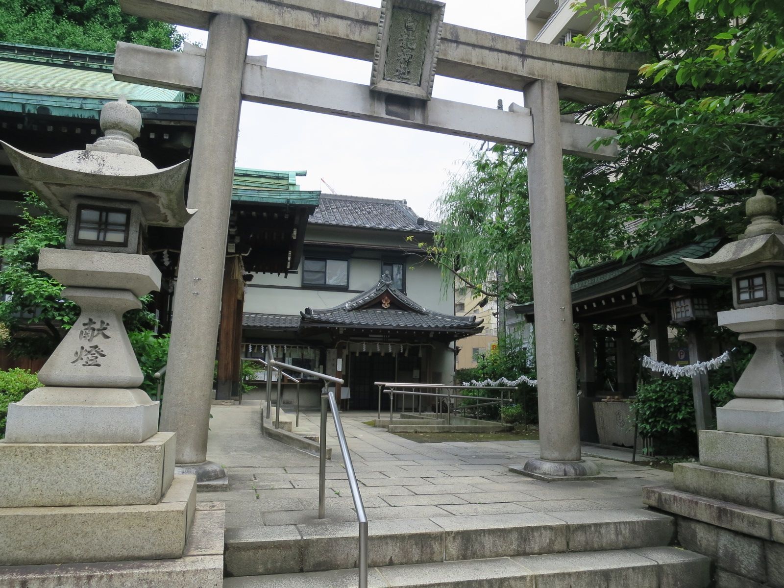 厳かな雰囲気の神社