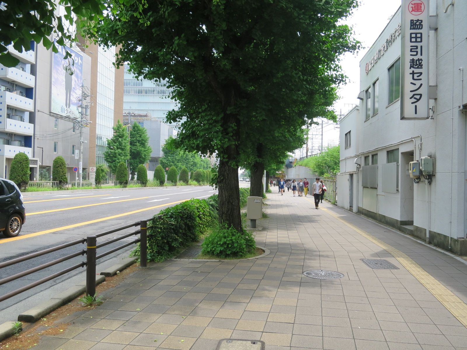 舗装された前面の歩道