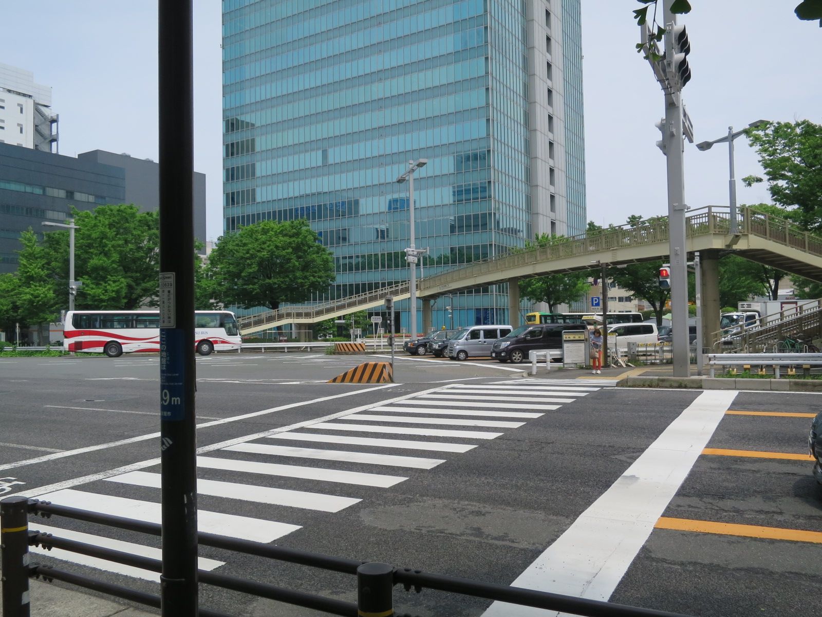 名駅通沿いに立地