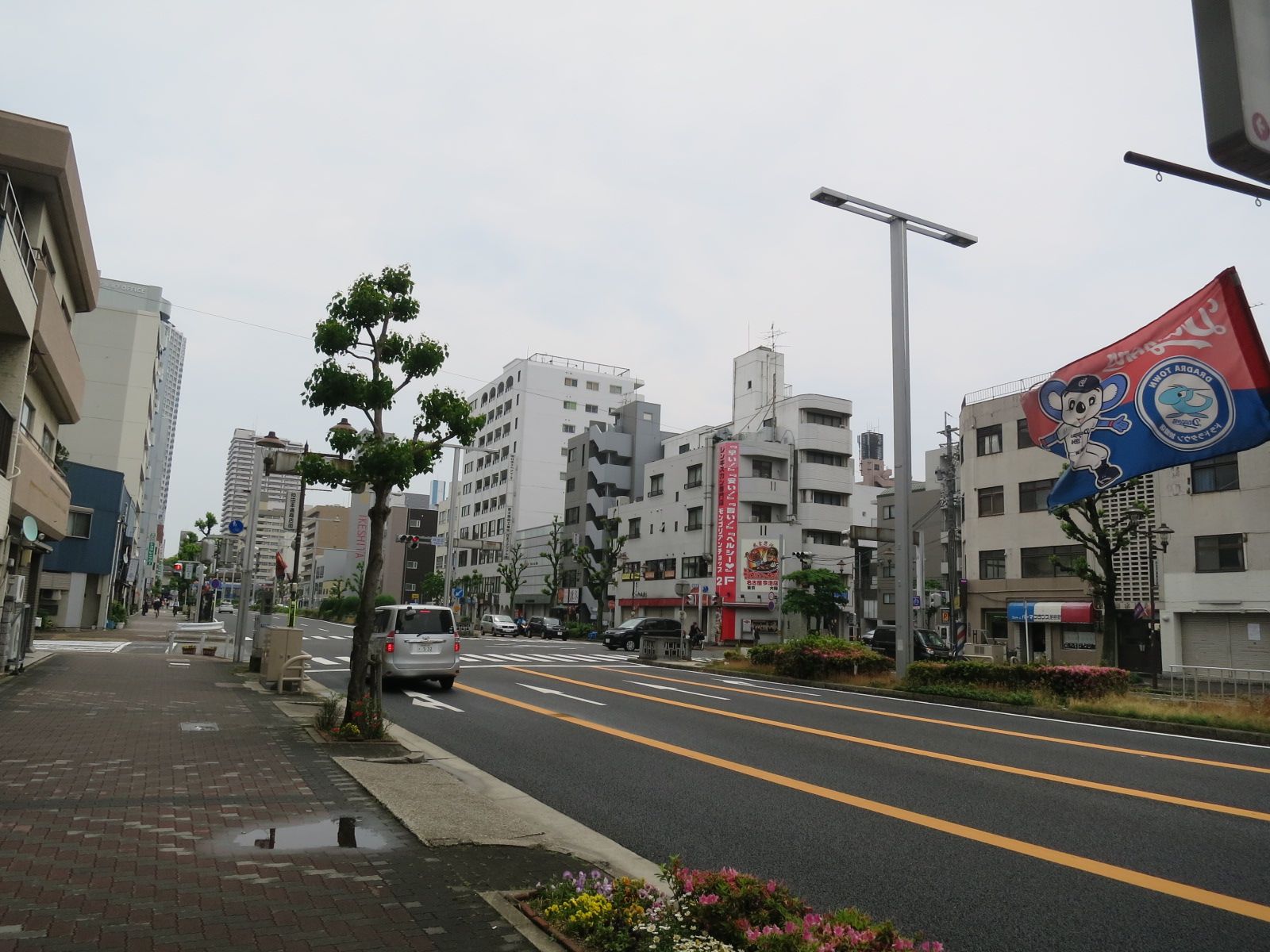 ワークビル前面の錦通