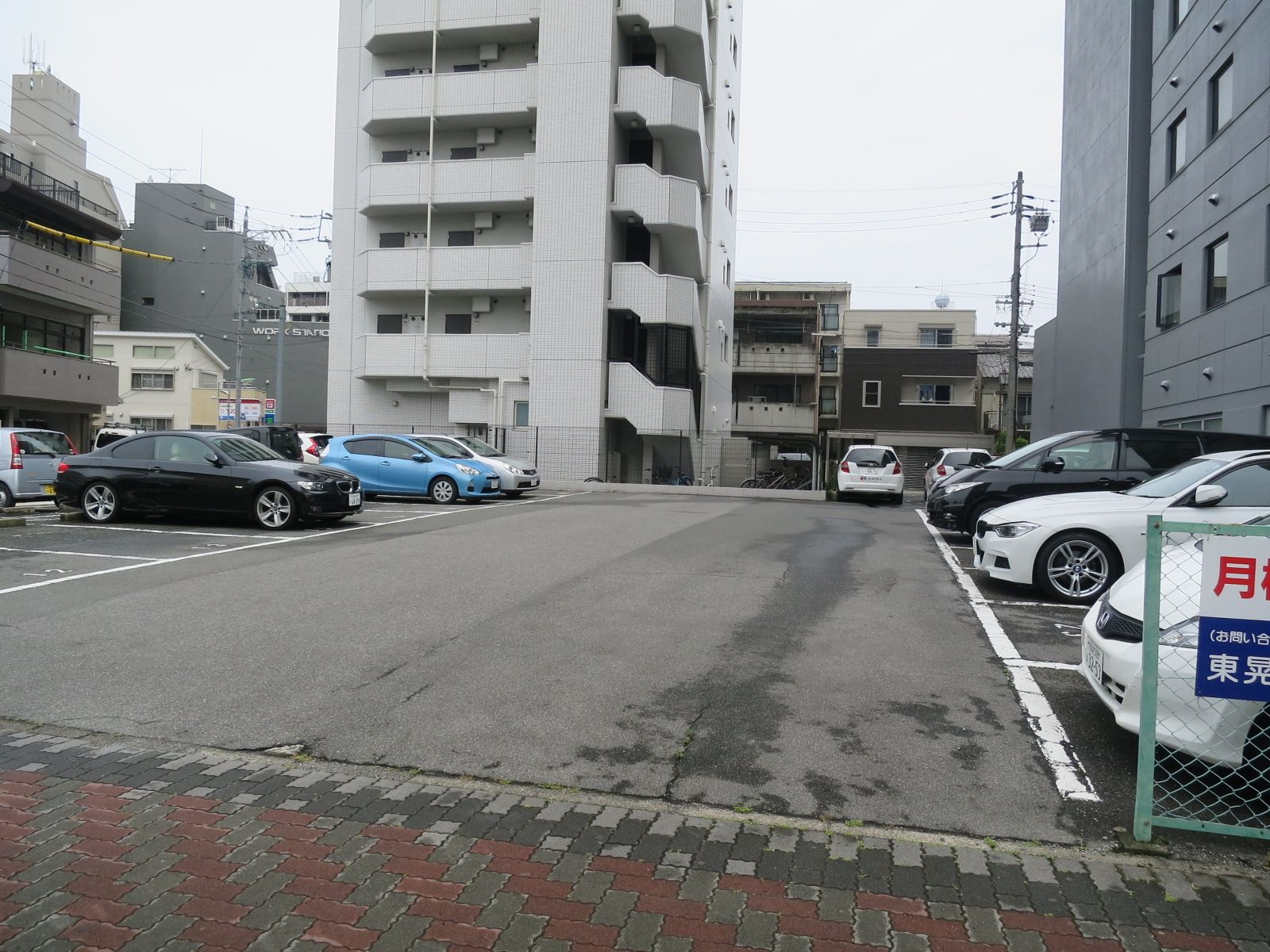 隣接する駐車場