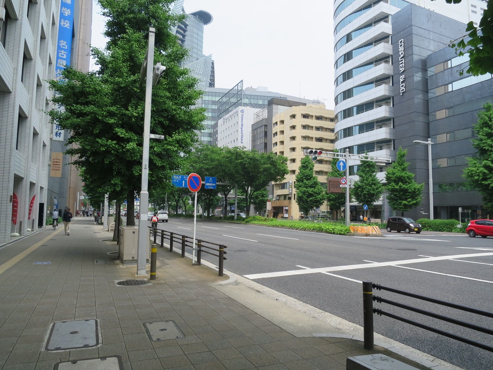 オフィス街に映える街路樹