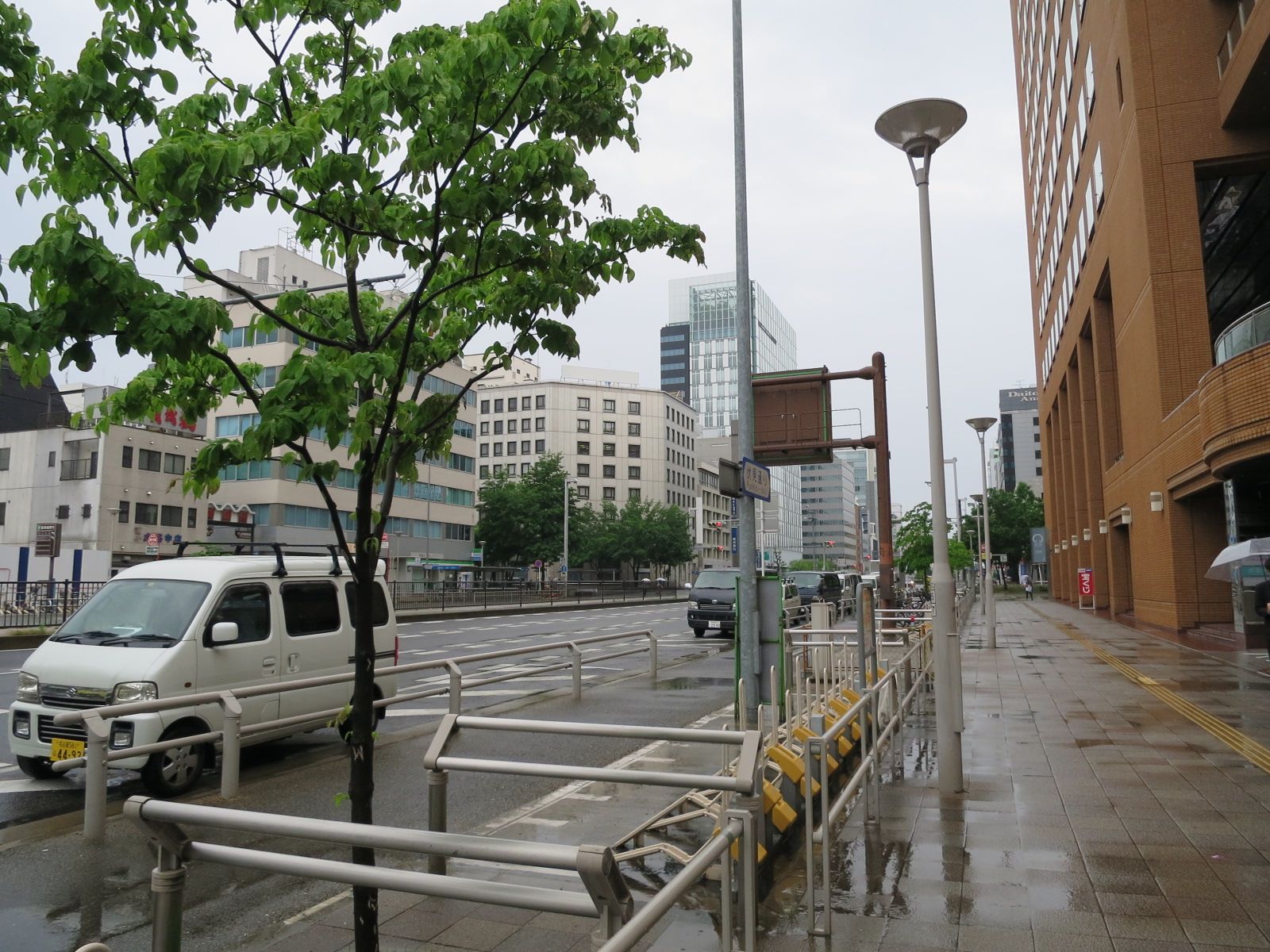 通りには駐輪場も