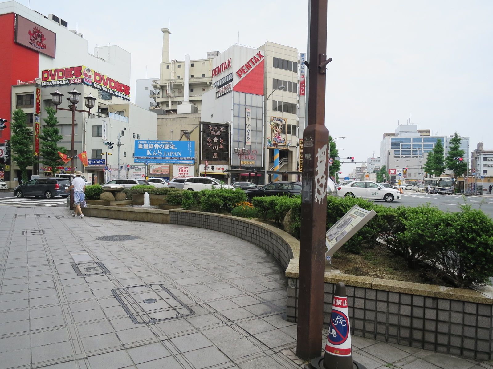 緑が多く植えられた歩道
