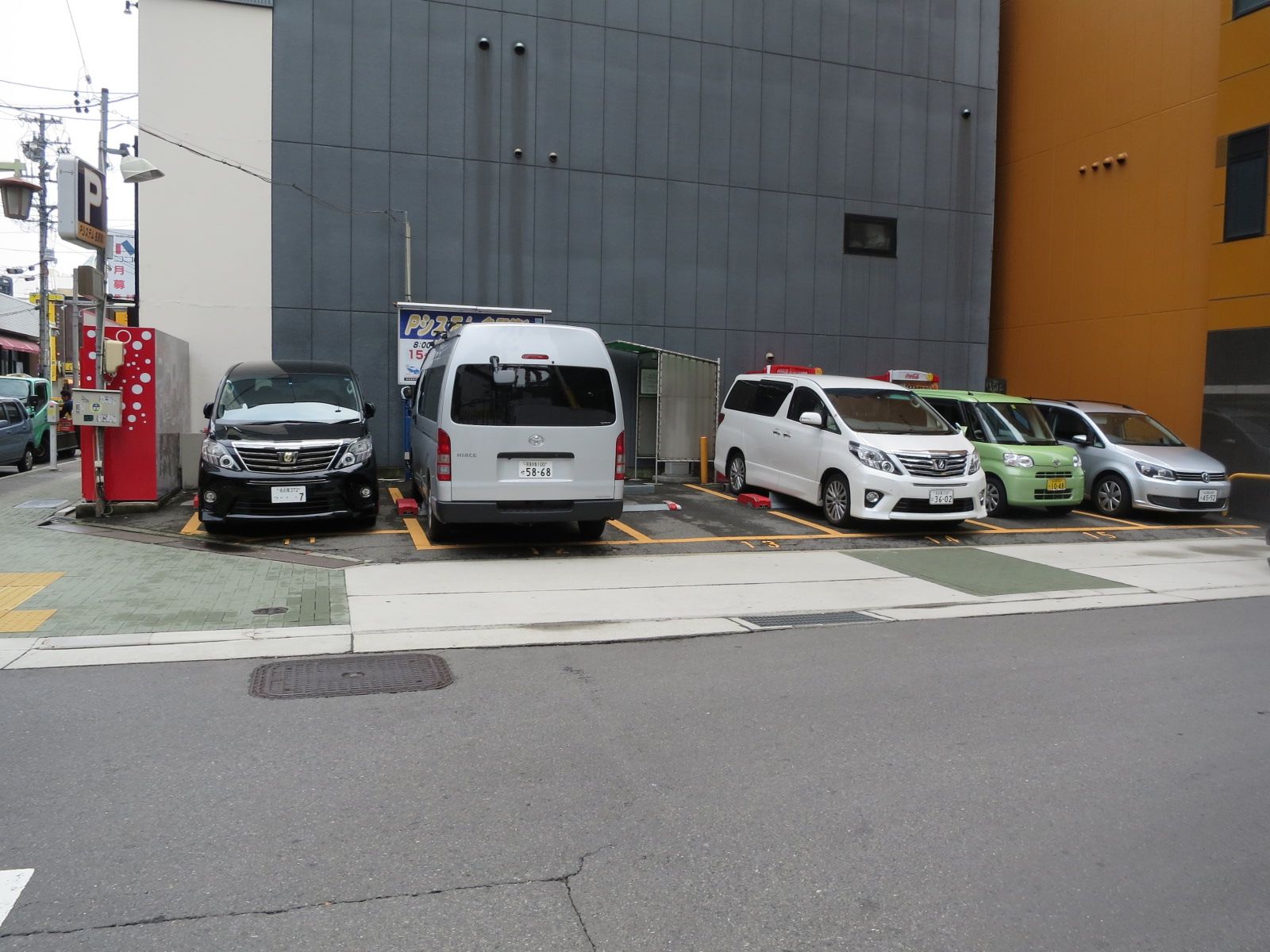 オフィスビルの隣の駐車場