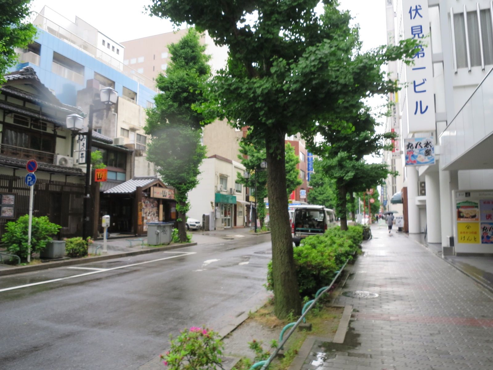 伏見第一ビル前面の通り