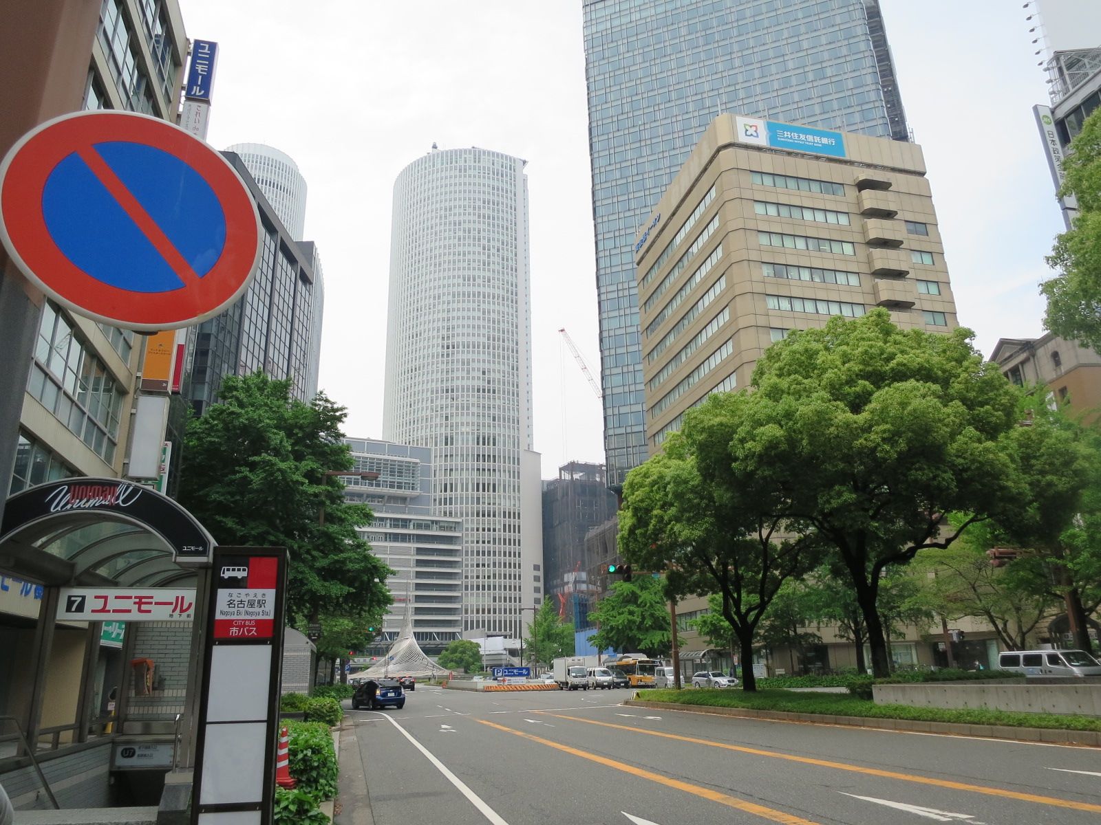 大一名駅ビル前面の通り