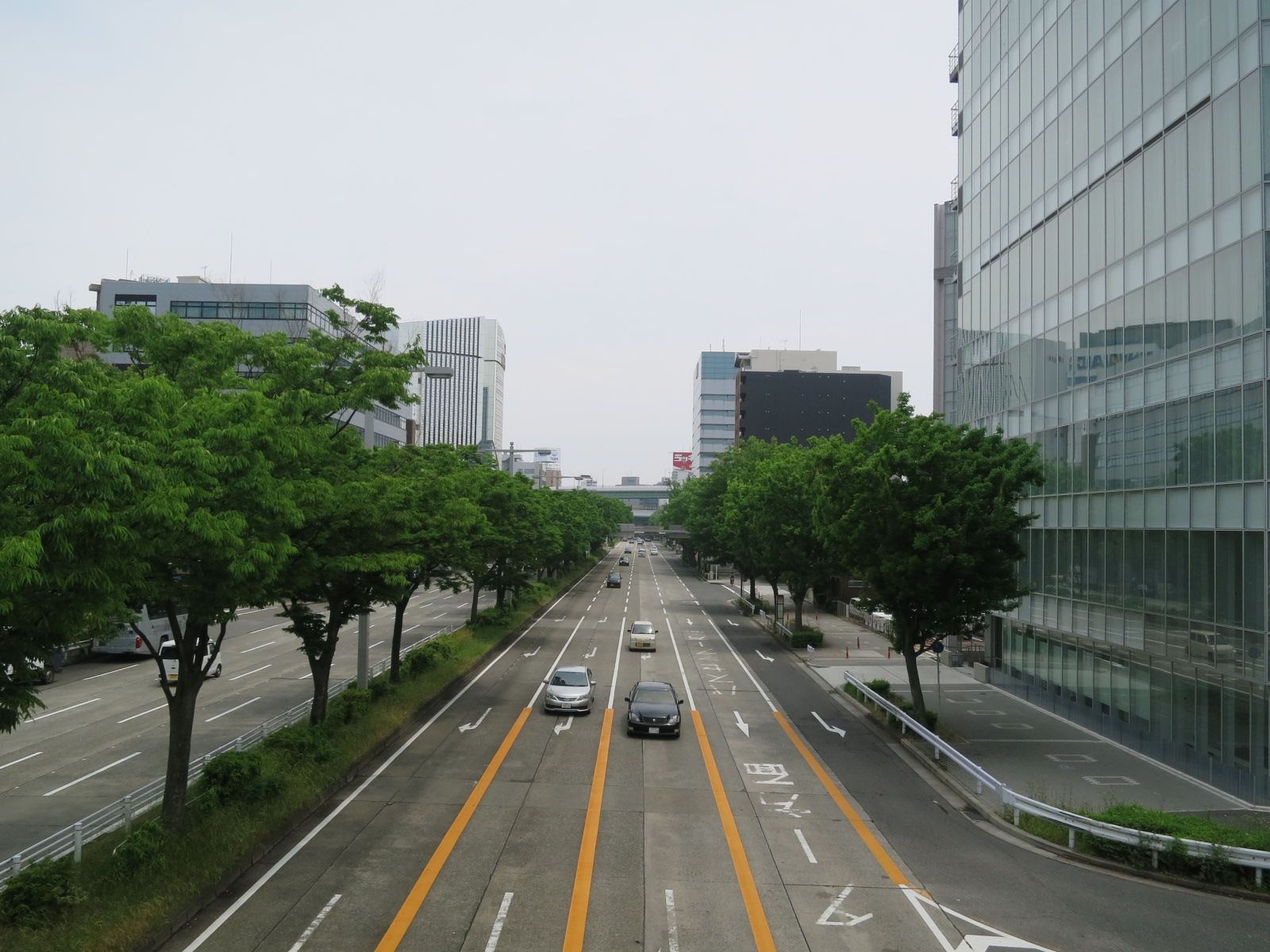 オフィスビル前面の名駅通