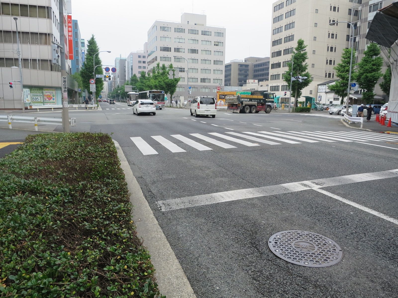 オフィスビル前面の通り