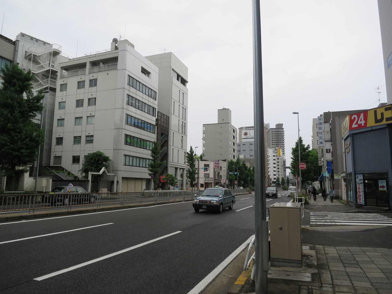 朝日生命千種AMビル前面の錦通り