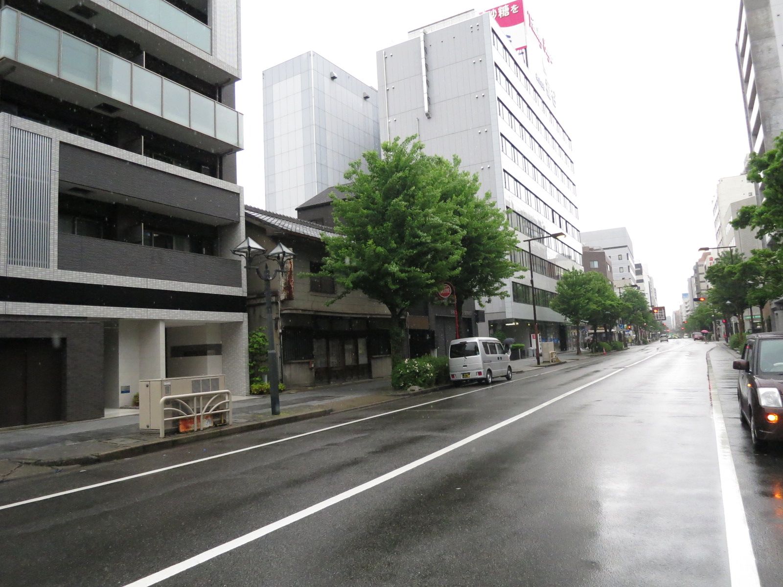 オフィスビル前面道路