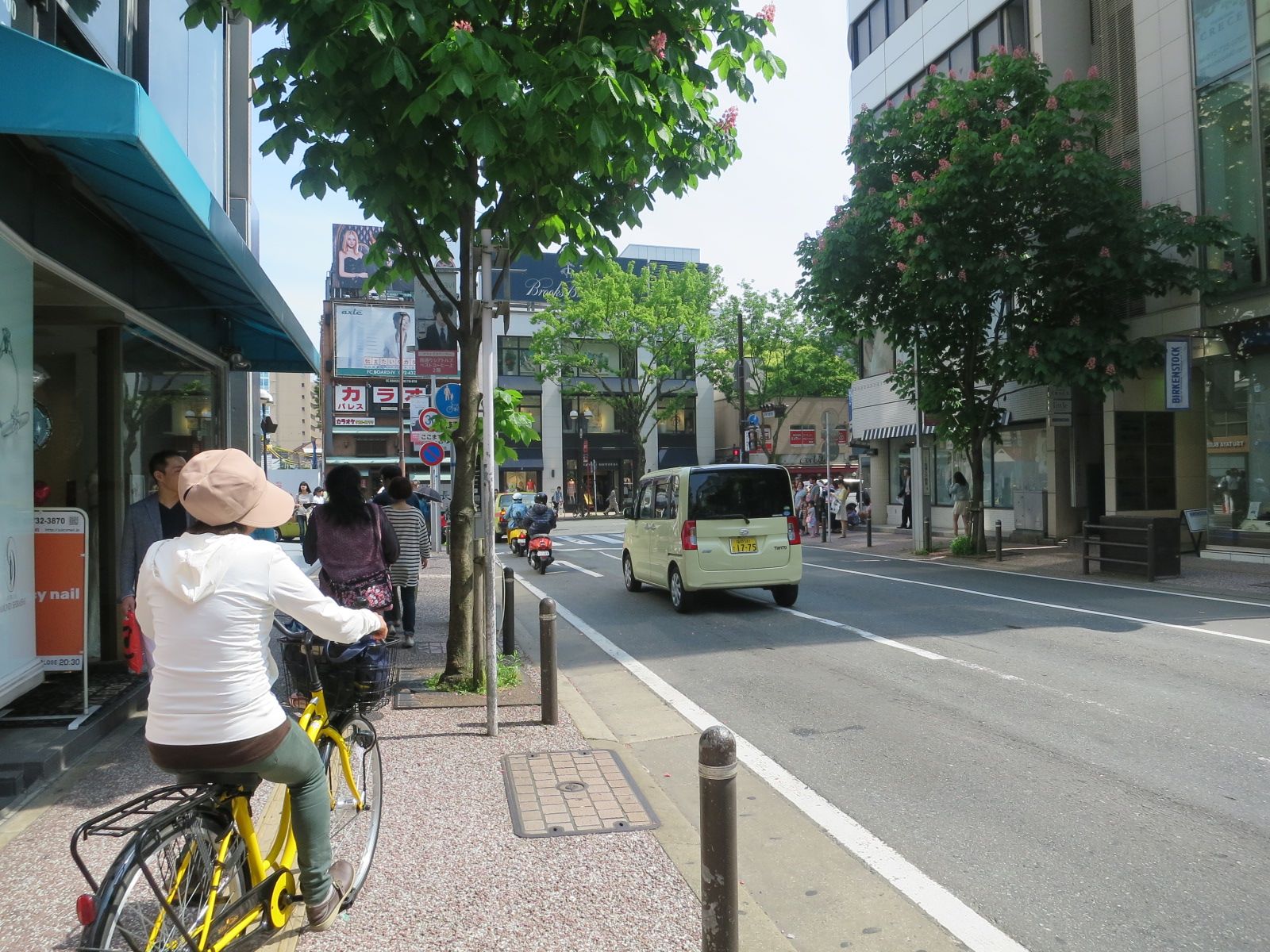 オフィスビル前面の歩道