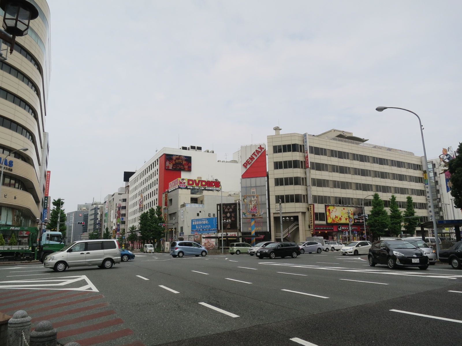 環状線と広小路通の交差点至近に立地