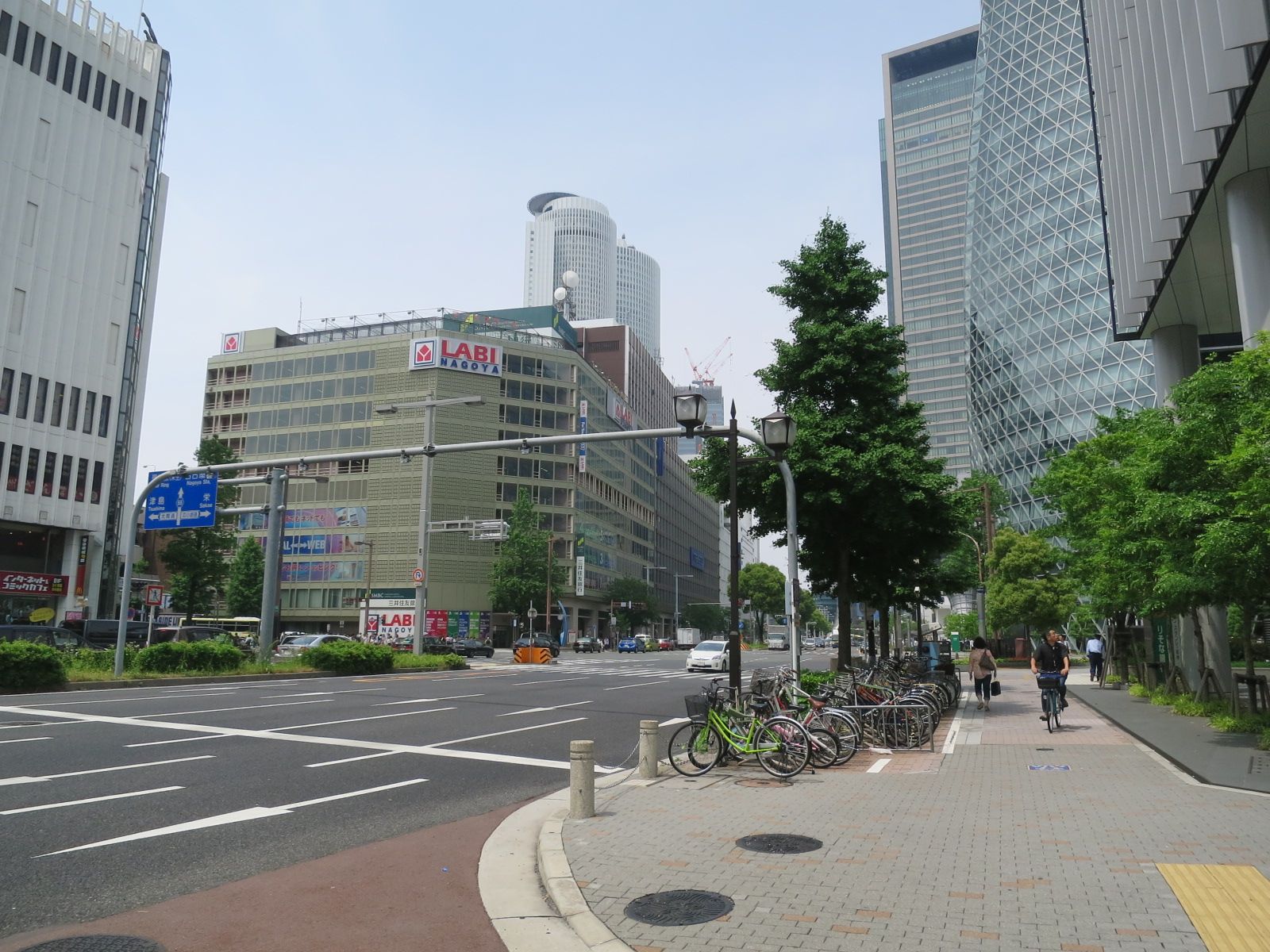 緑が多く舗装されたエリア
