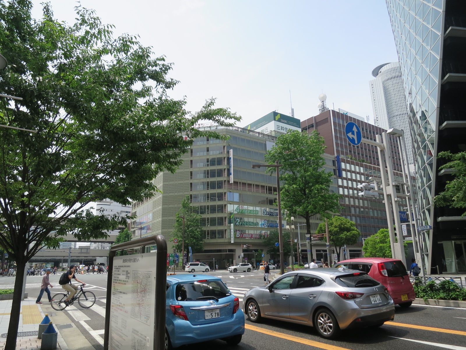 太閤通・名駅通の交差点至近に立地
