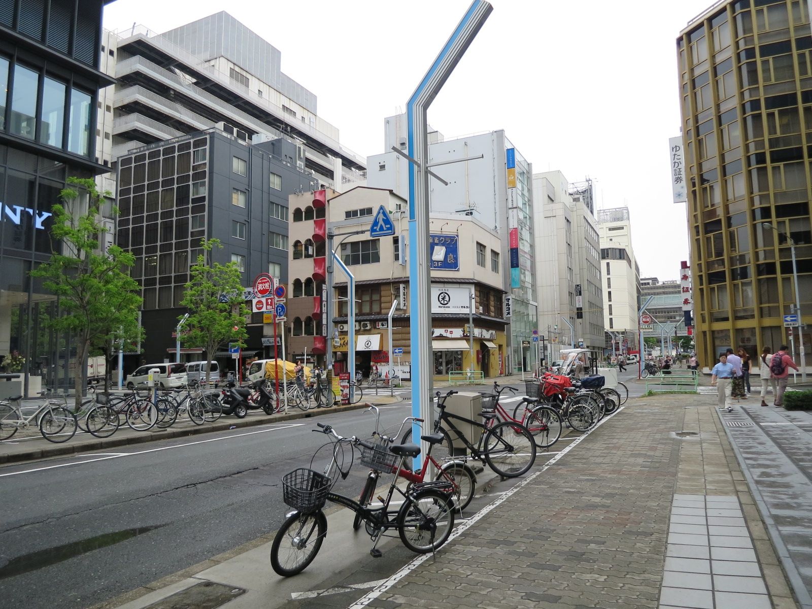 通りには駐輪場