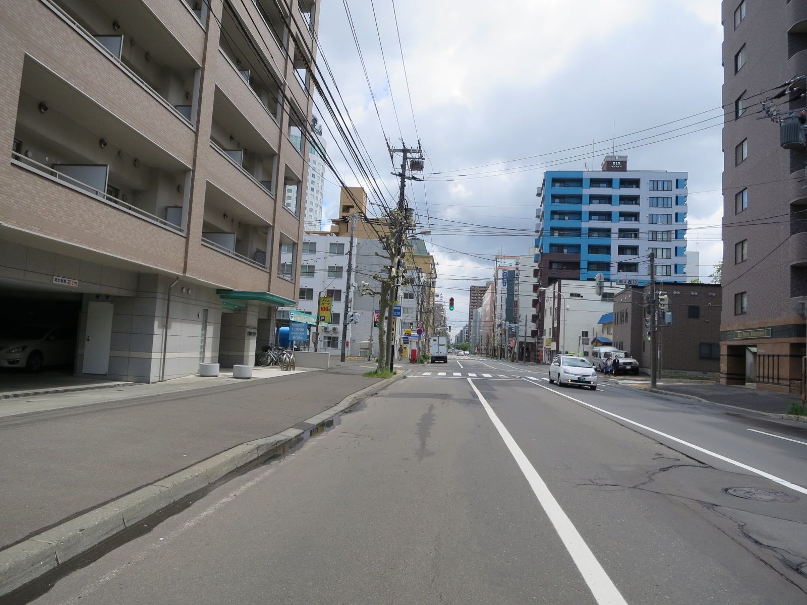 オフィスビル沿いの道は石山通りに通じる