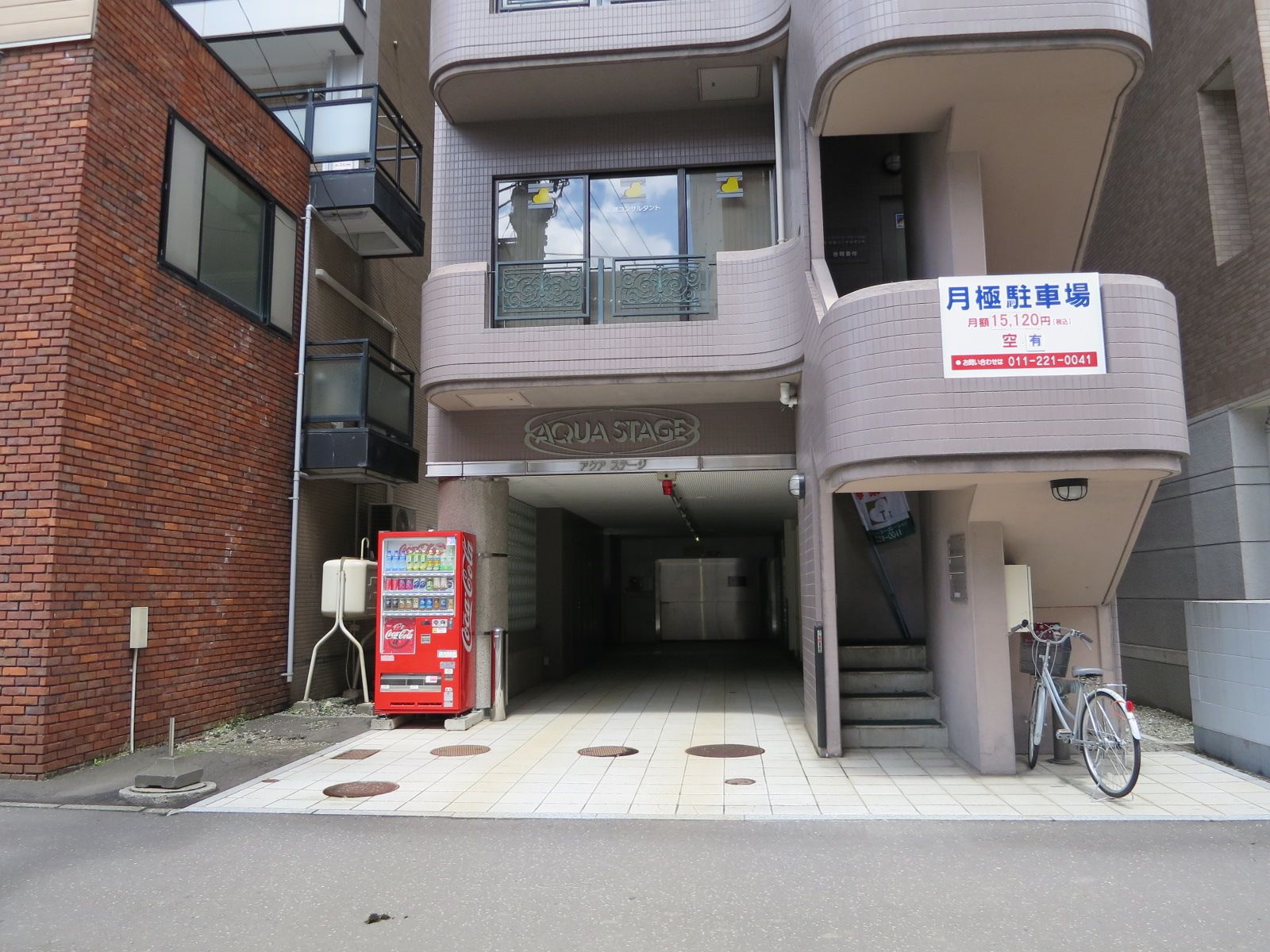 ビル沿いは余裕のある歩道
