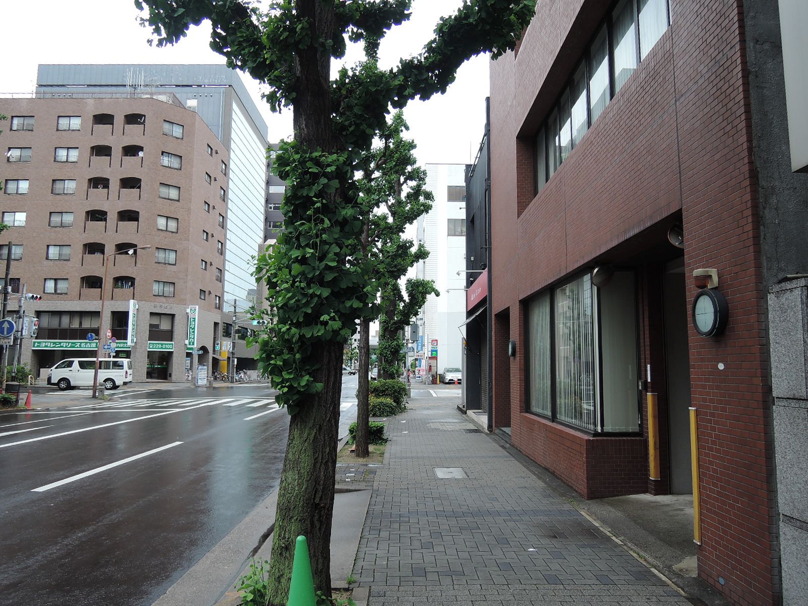 ビル前面の本町通