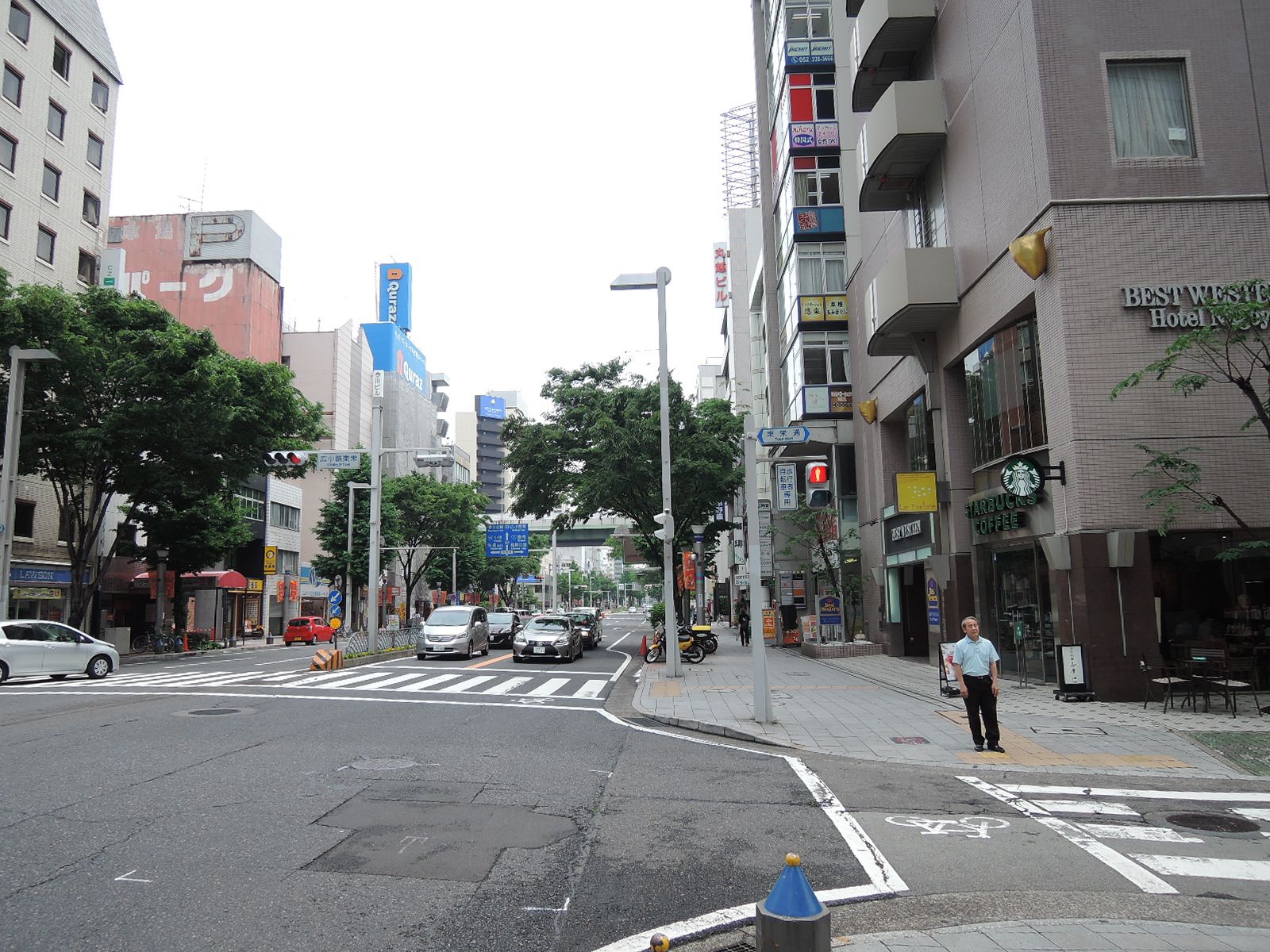 交通量の多い前面通り