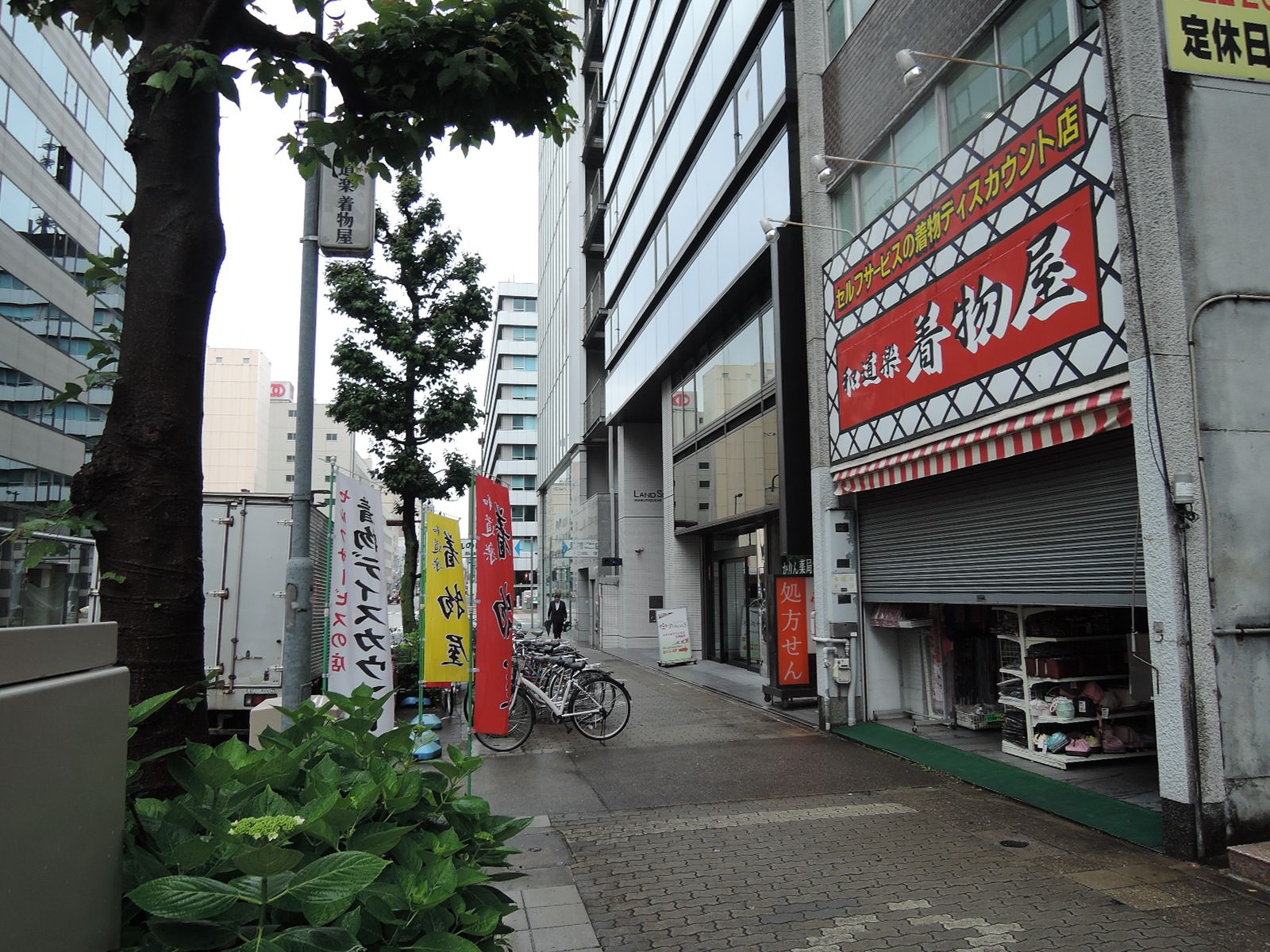 オフィスビル前面の歩道
