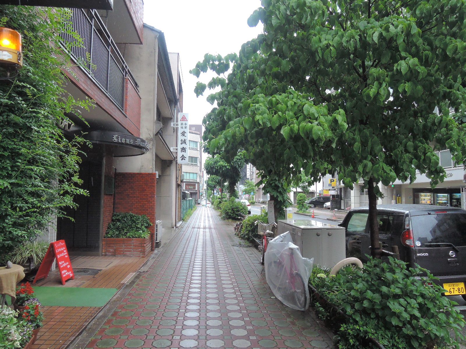 丸の内エイチエフビル前は広々とした歩道