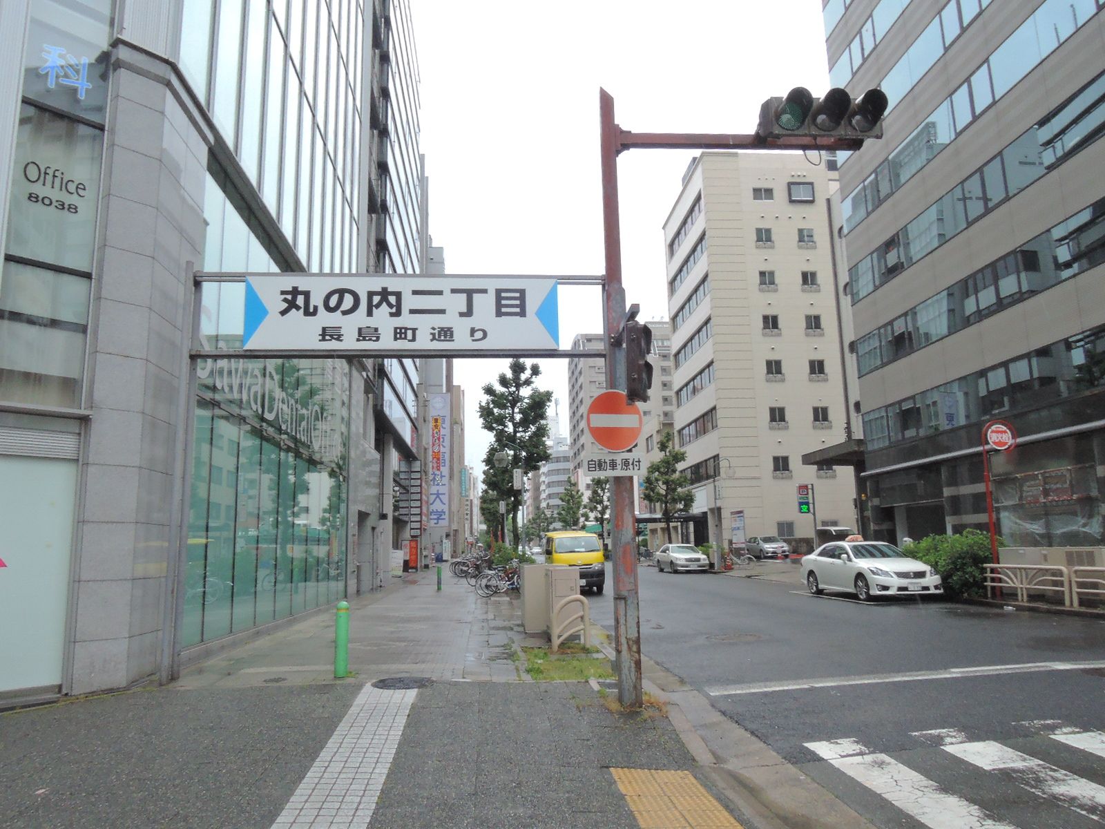 地下鉄丸の内駅4番出口そばの立地