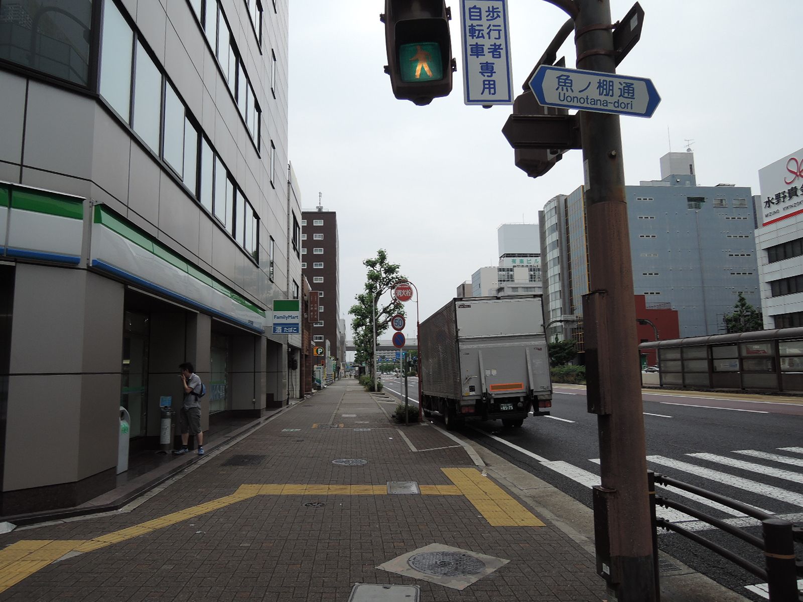 広々とした歩道沿いにあります