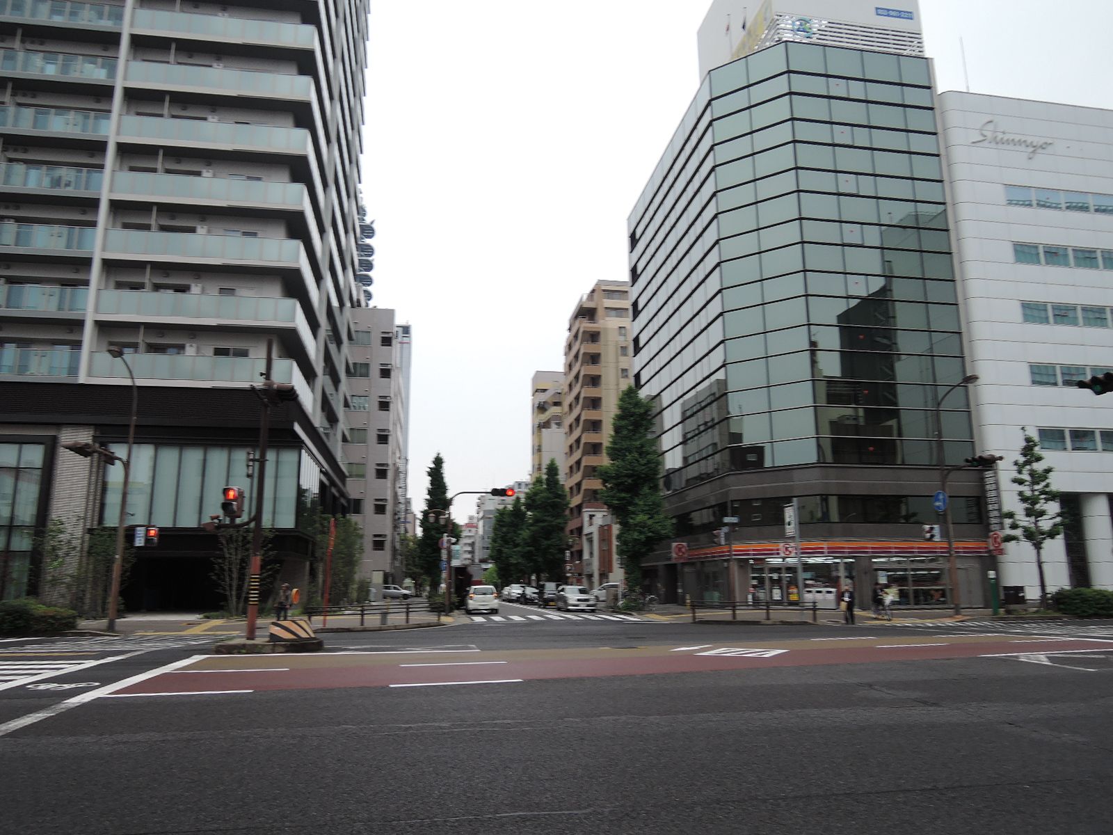 法研中部ビル付近の公道雰囲気