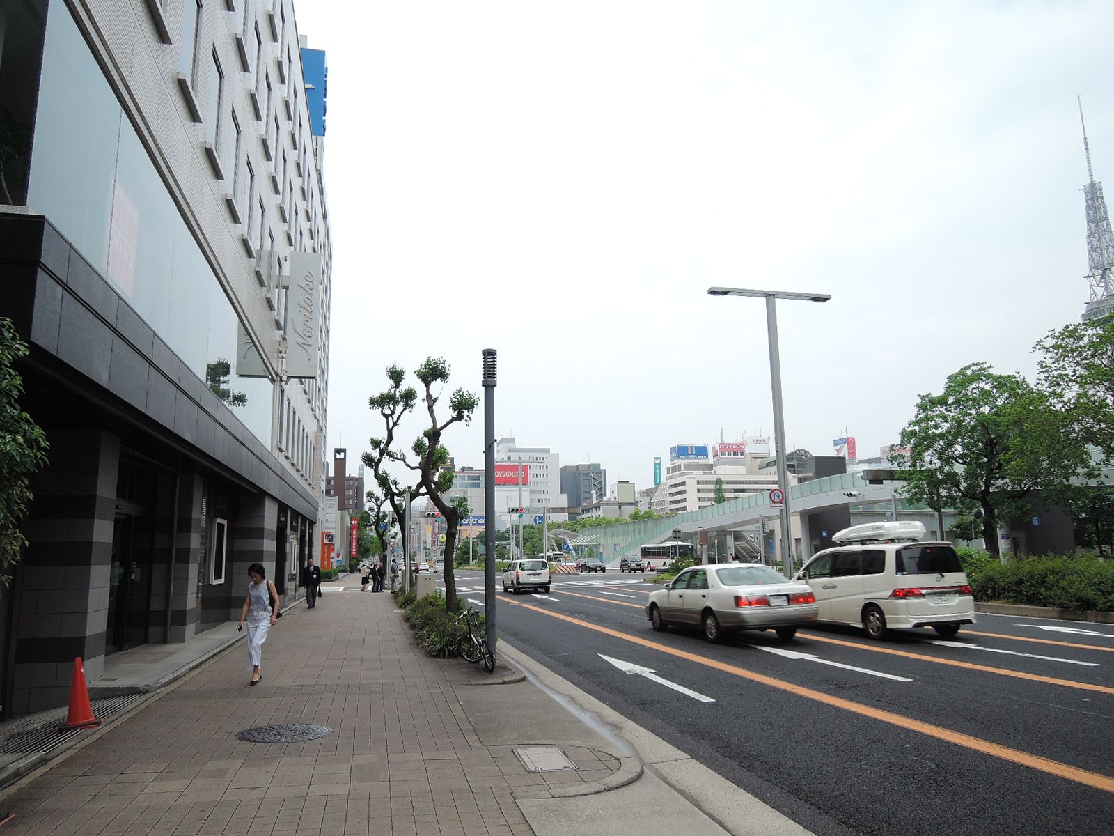 ビル前の錦通、便利なアクセス