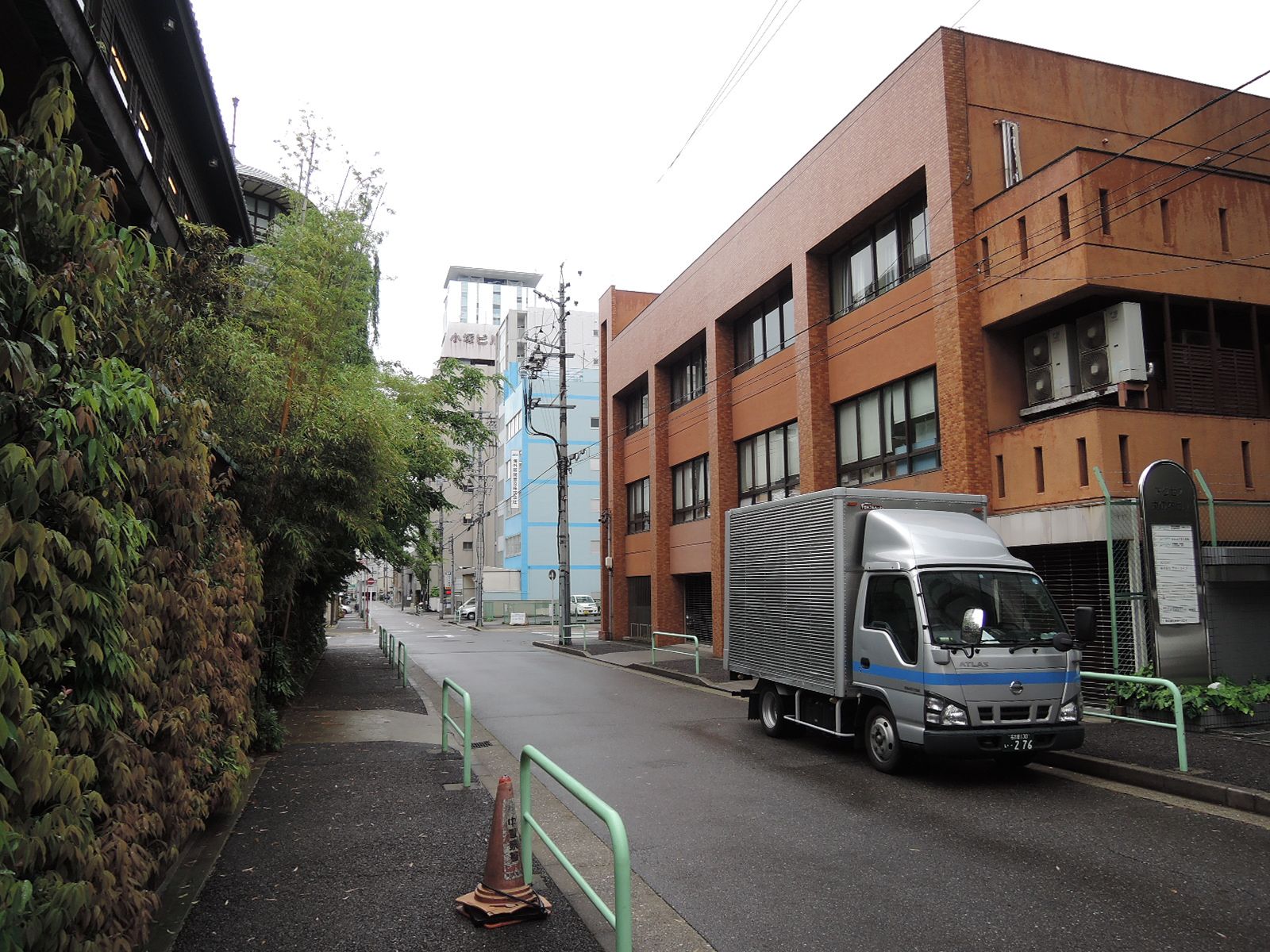 オフィスビル前面の上中通