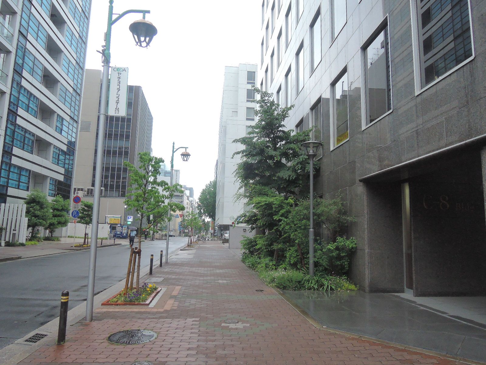ビル前の歩道は広々としています