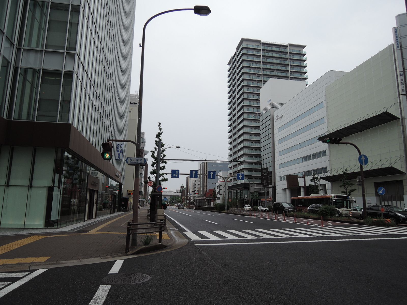 オフィスビル前面の大津通