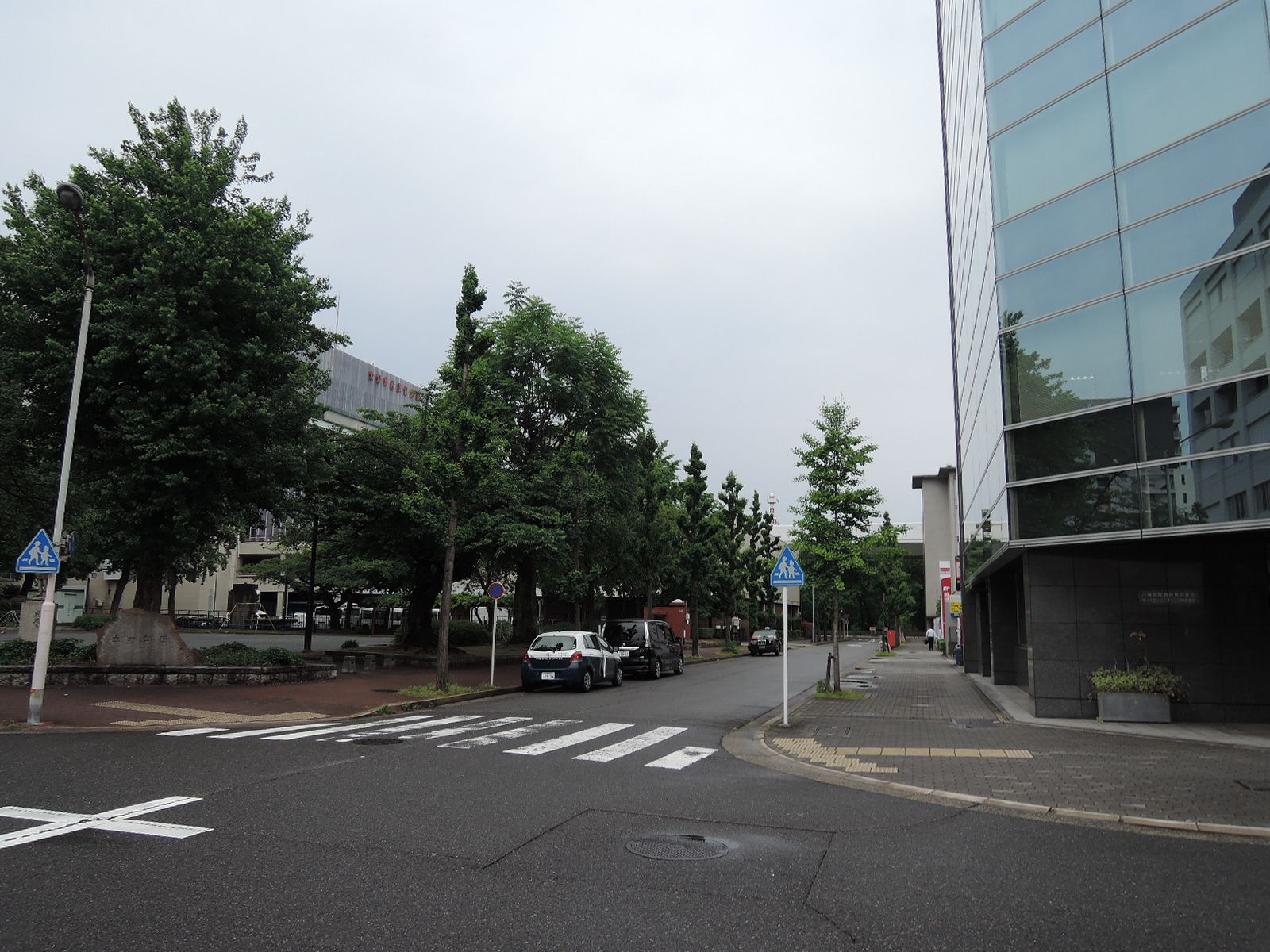 ヤガミビル壁面の歩道