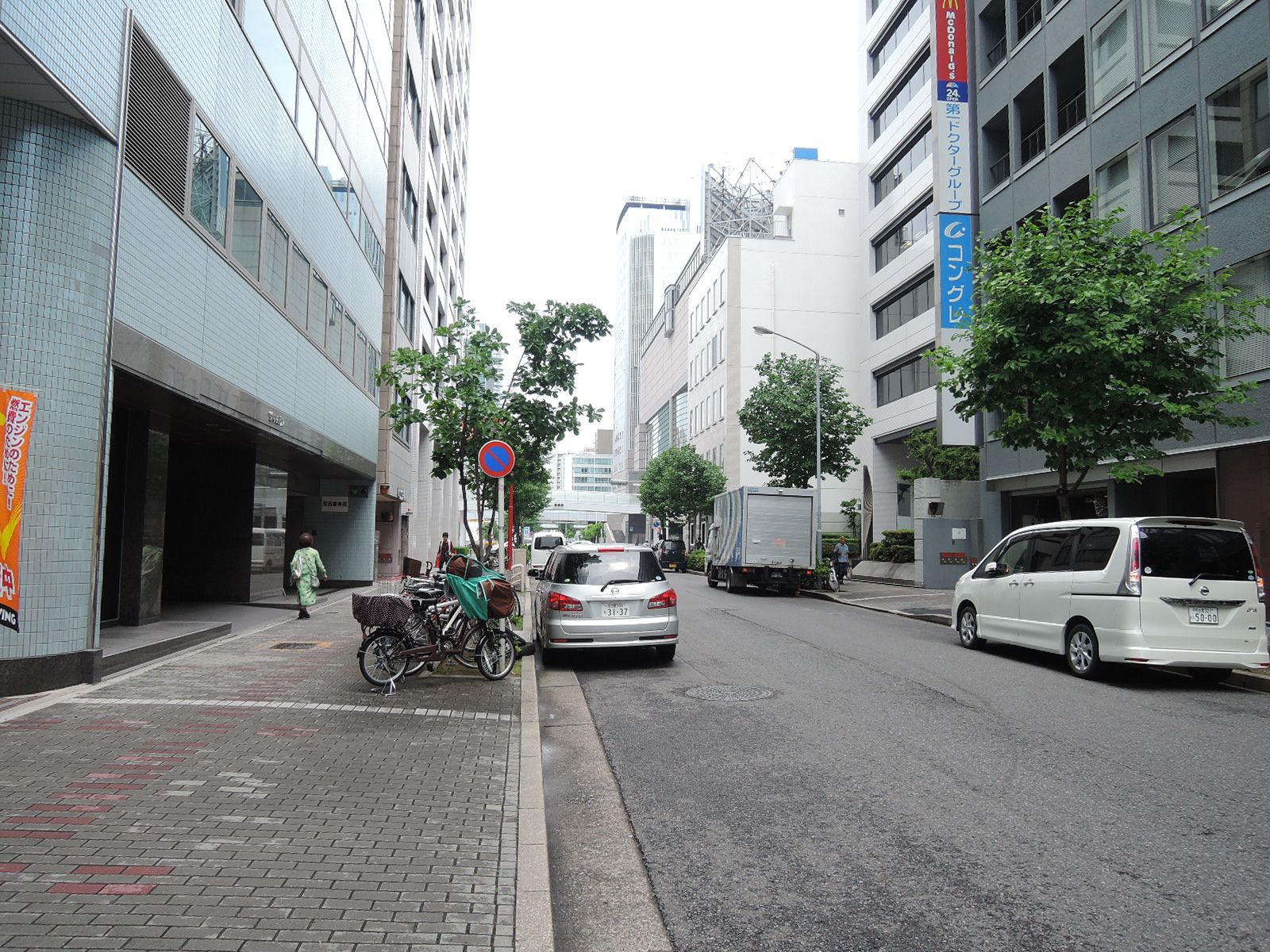 オフィスビル前の通り