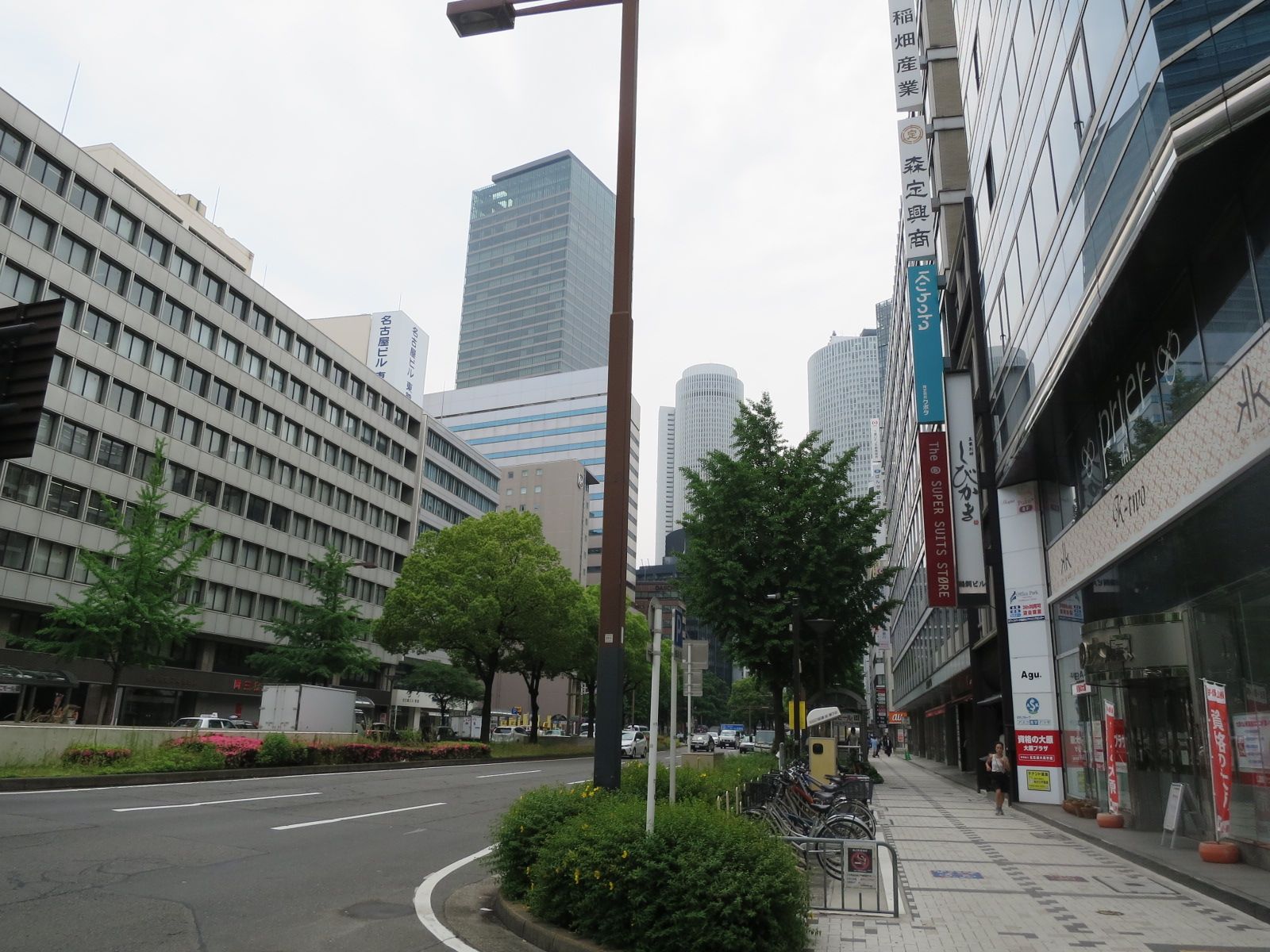 高層オフィスビルを望む